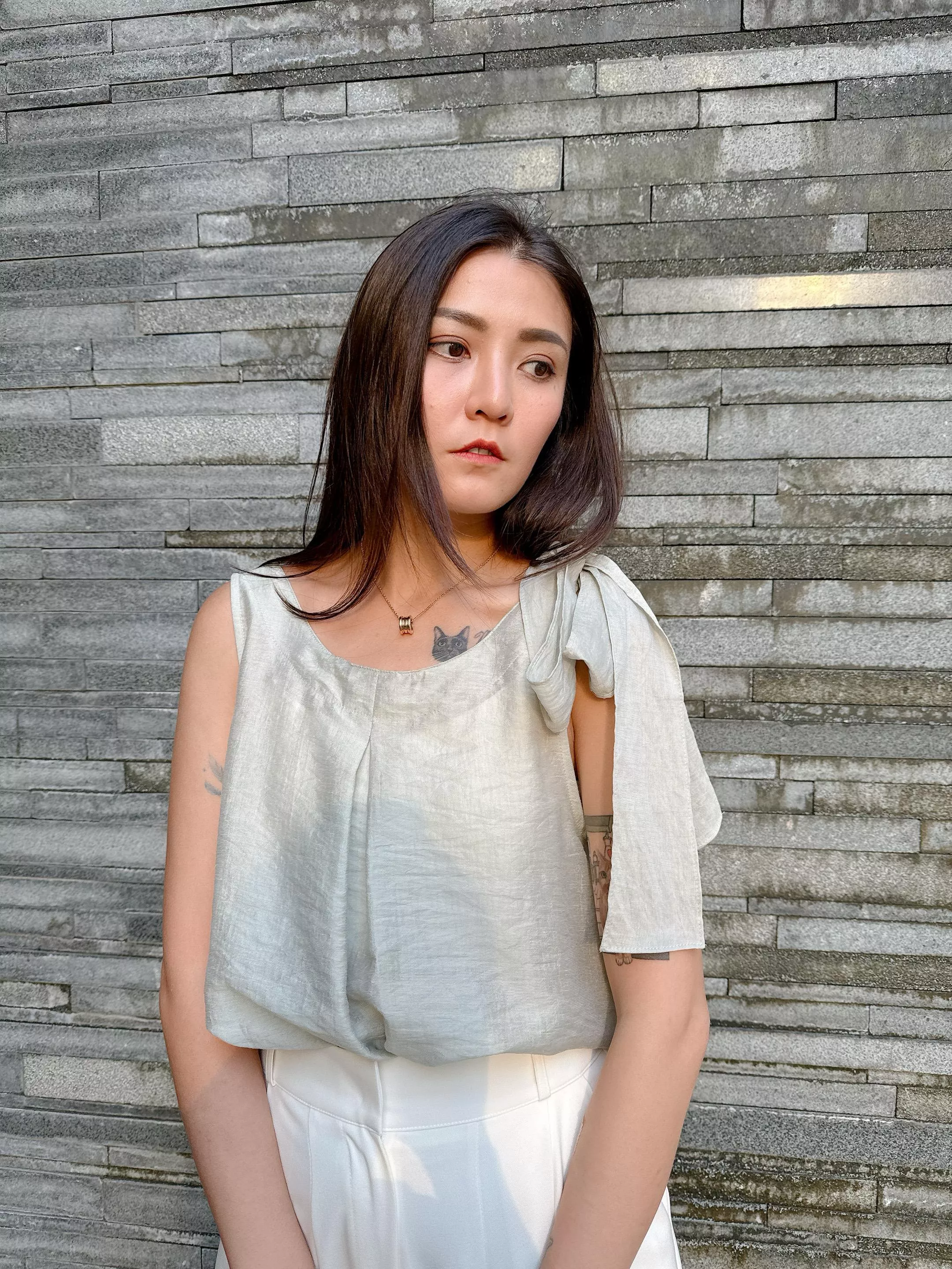 單肩綁帶光澤感上衣