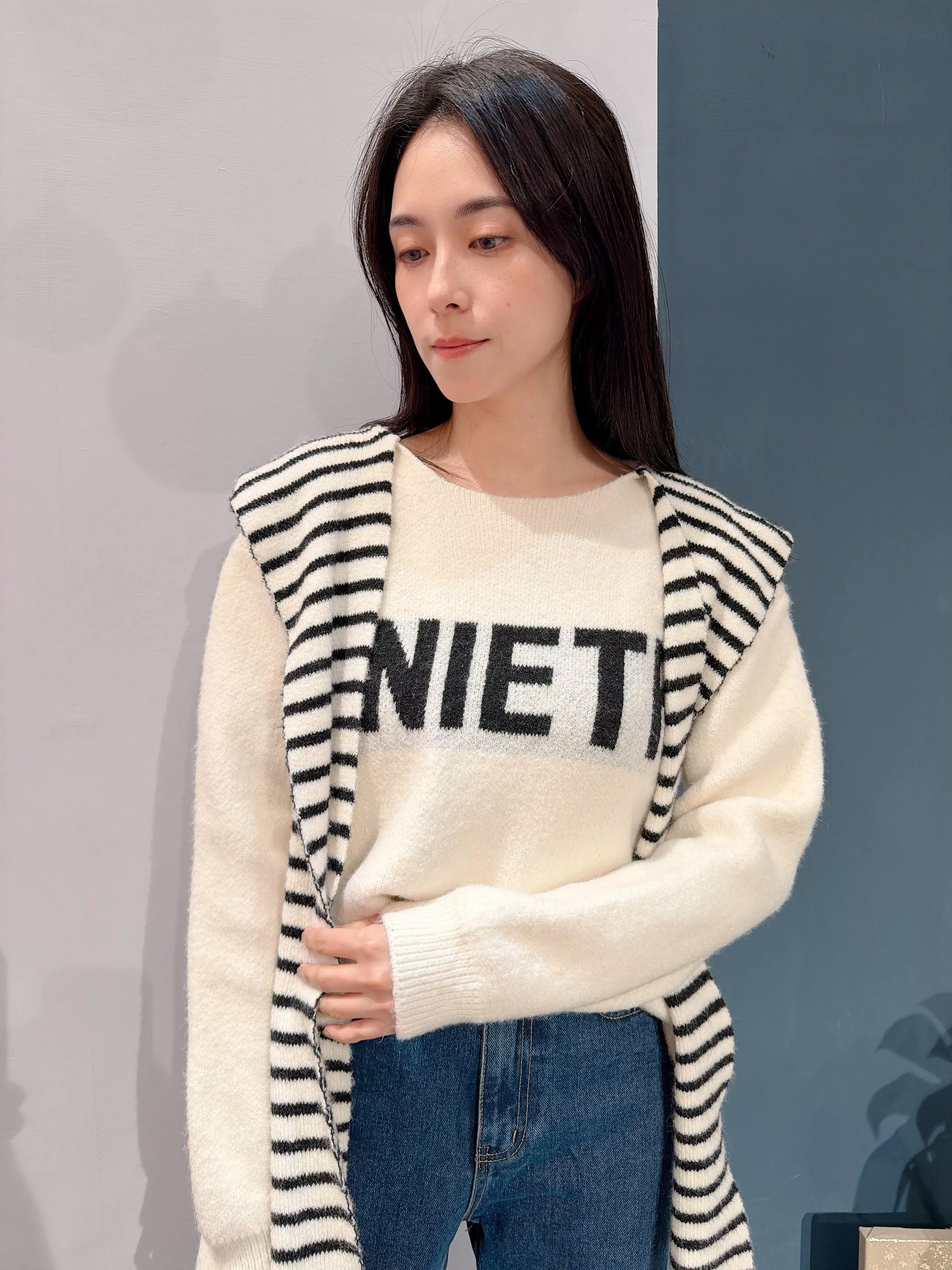 英文字披肩毛衣