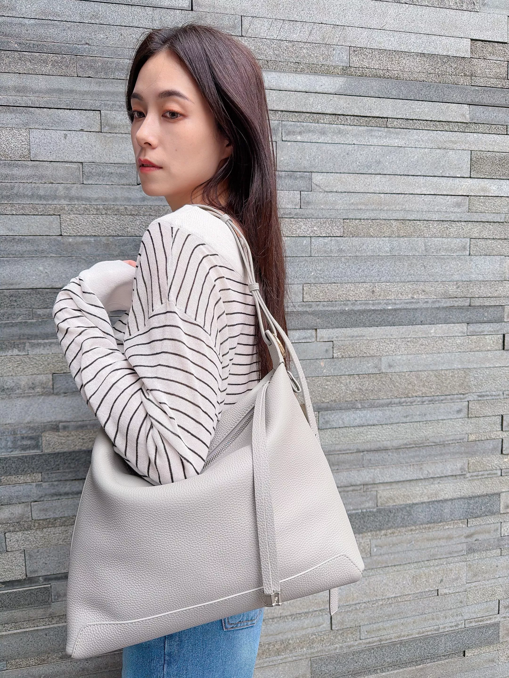 花朵吊飾質感真皮大包