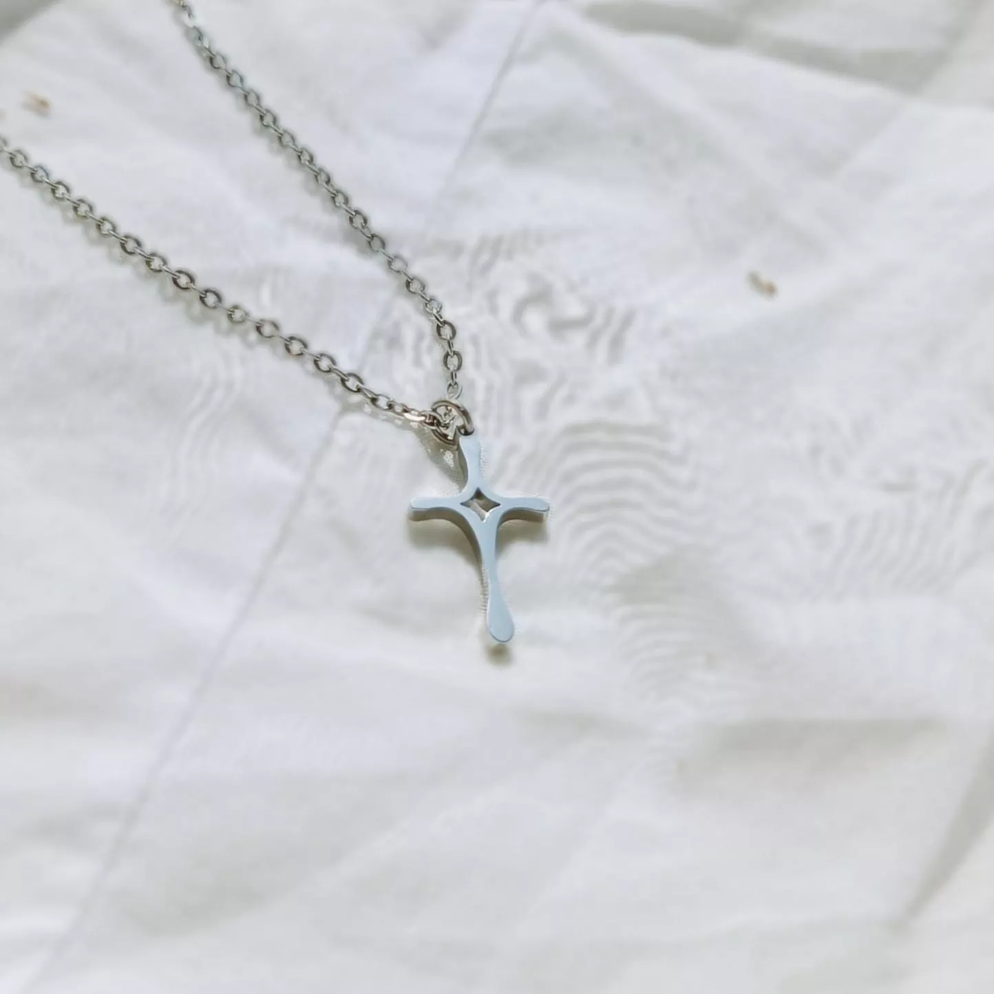 犧牲的愛-鈦鋼簍空十字架項鍊