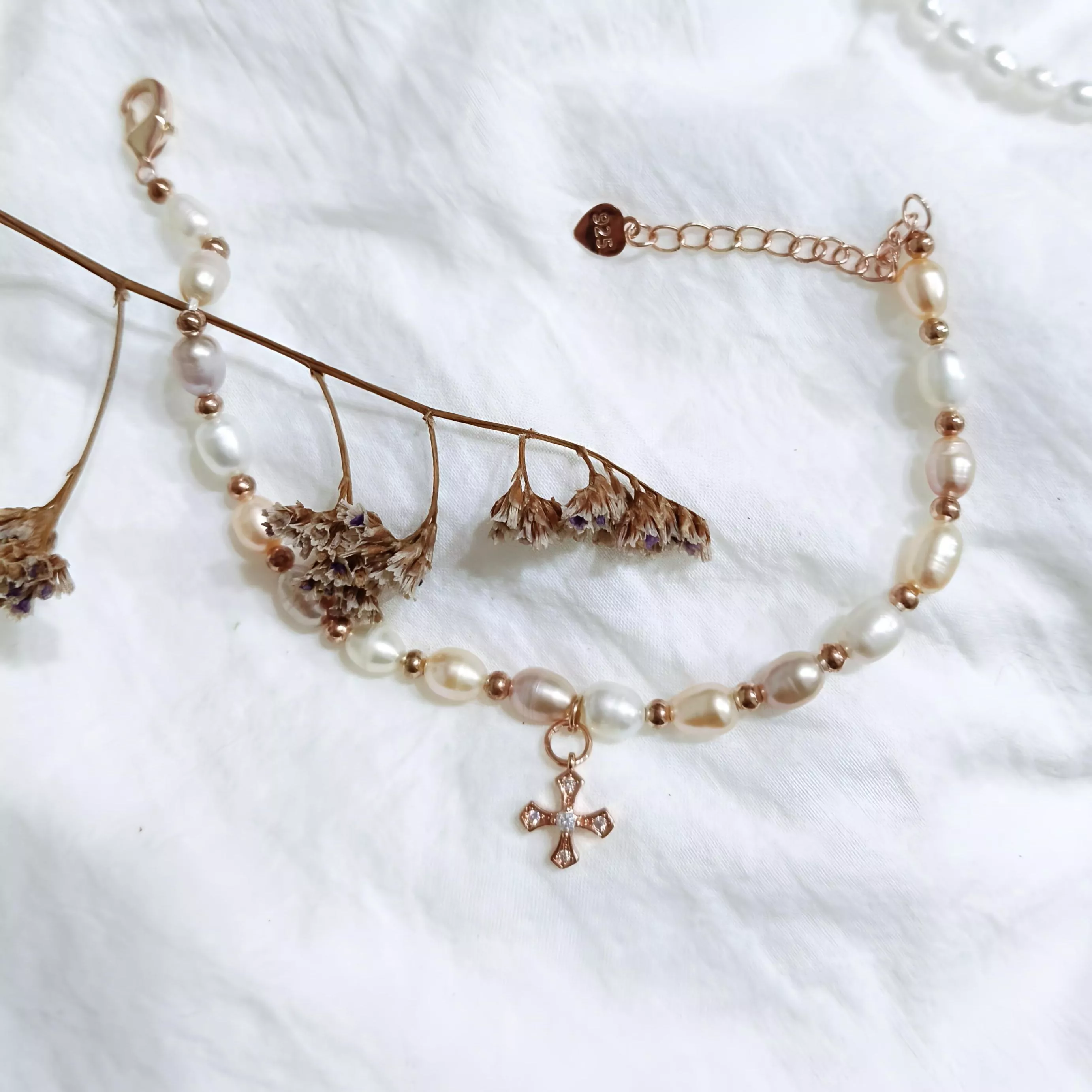 繽紛的妳-彩色珍珠玫瑰金十字架手鍊