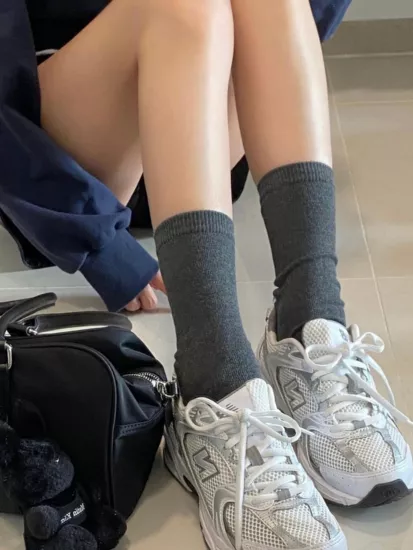 素面百搭中筒襪