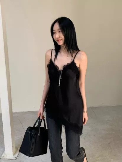 精緻蕾絲斜邊光澤背心