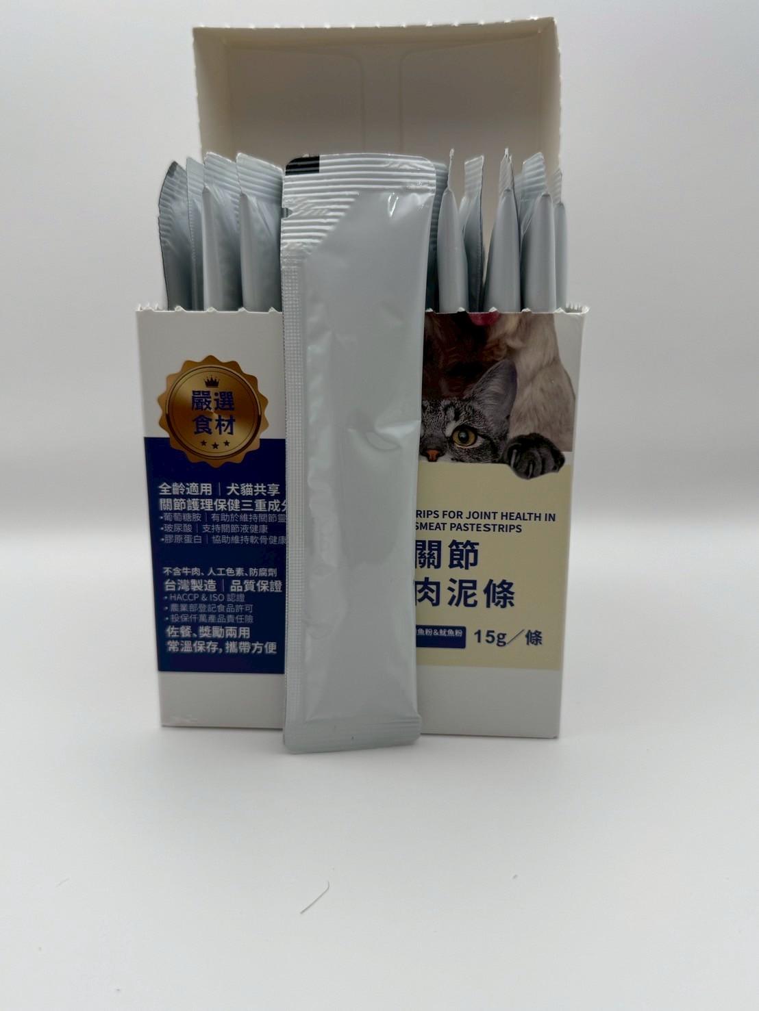 一盒嚴選食材的寵物關節肉泥條產品，包裝上寫著「全齡適用」和「關節保健」，顯示出專為貓狗設計的保健食品，一條肉泥條已從盒中取出。