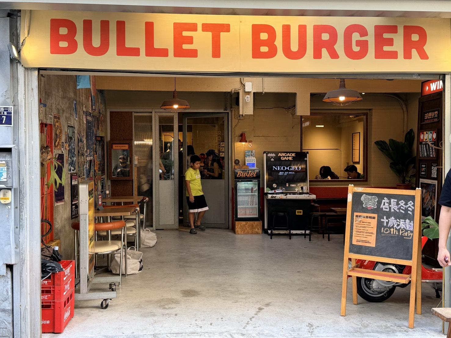 子彈漢堡台中西區店面外觀,清楚標示BULLET BURGER字樣,為知名寵物友善餐廳