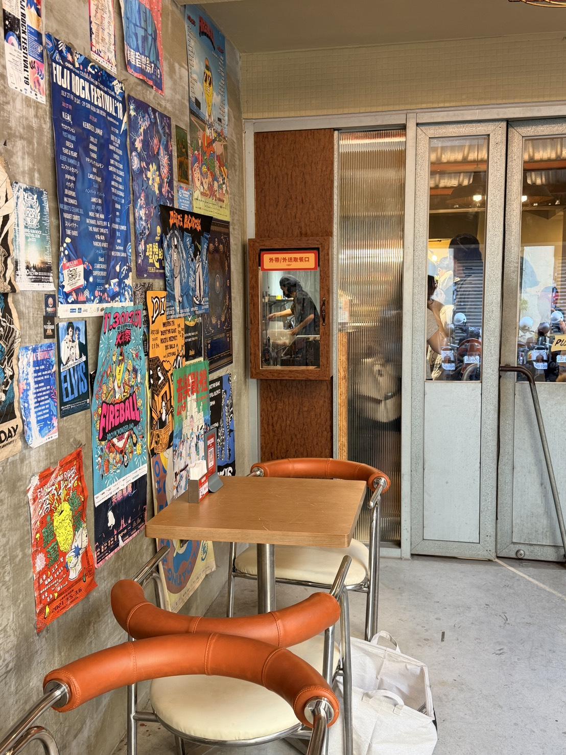 子彈漢堡戶外牆面貼滿音樂與搖滾海報,展現美式街頭風格