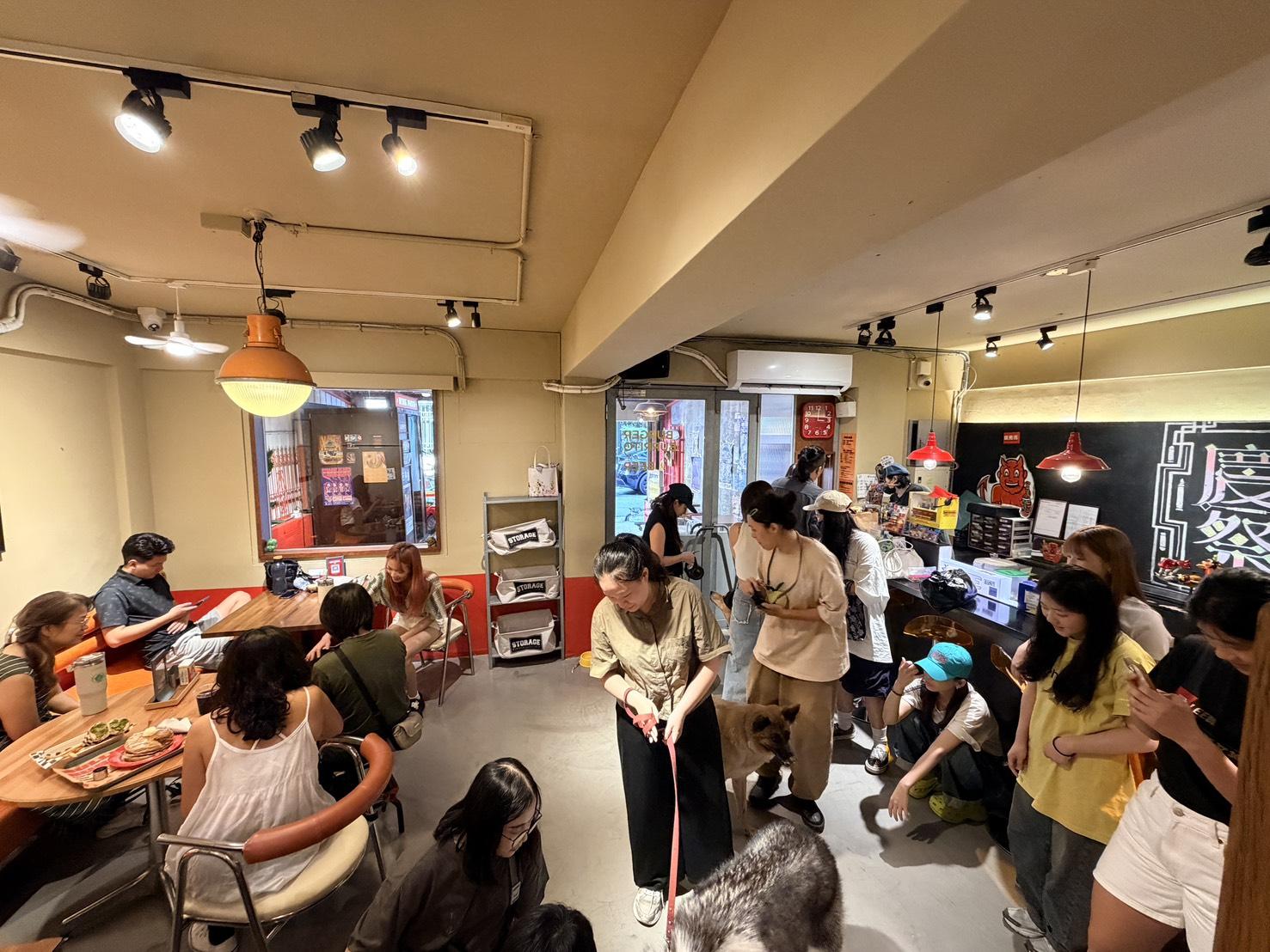 子彈漢堡舉辦寵物友善活動現場,顧客與毛孩們互動熱烈,氣氛歡樂