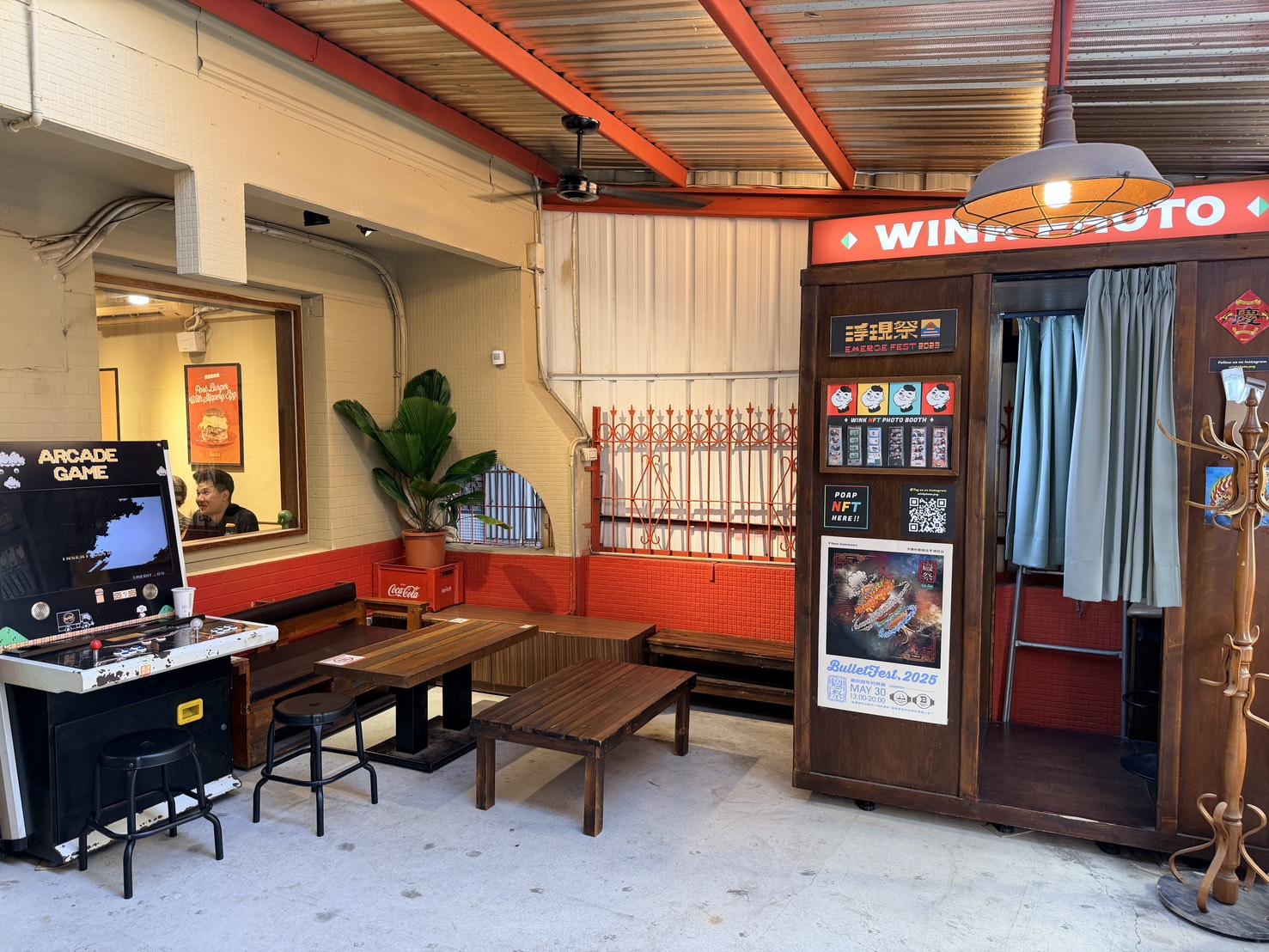 子彈漢堡戶外座位區設計,附設拍貼機與電玩機台,營造復古美式氛圍