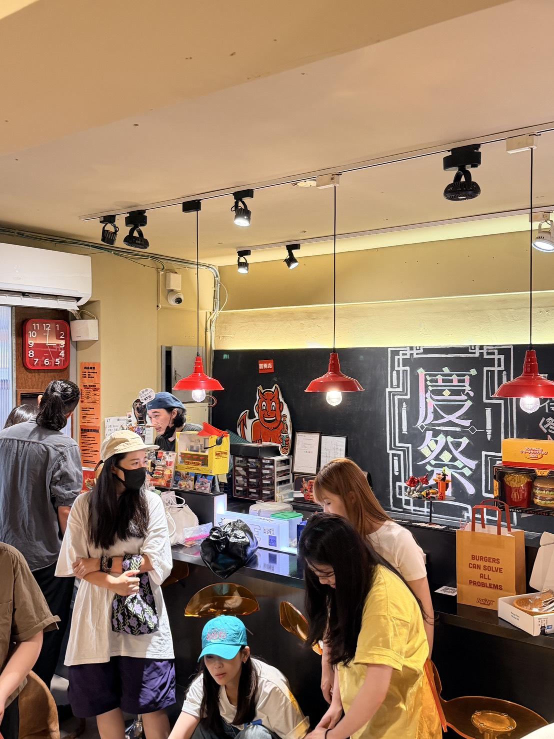 子彈漢堡吧台區與顧客互動情境,展現餐廳的熱情與美式風格