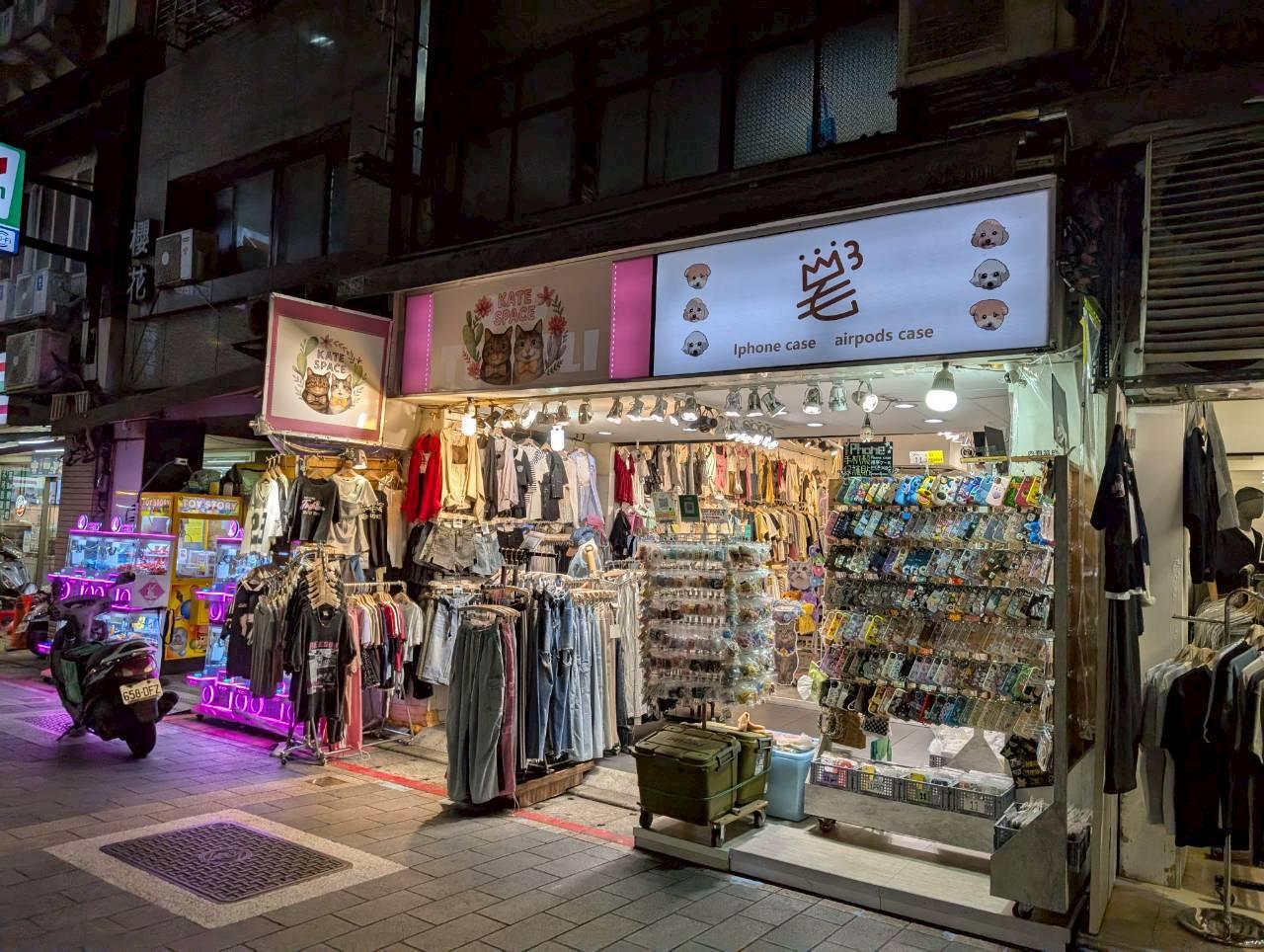 "士林夜市合作店家外觀 夜間招牌與商品陳列""Partner store exterior at Shilin Night Market with illuminated signage"