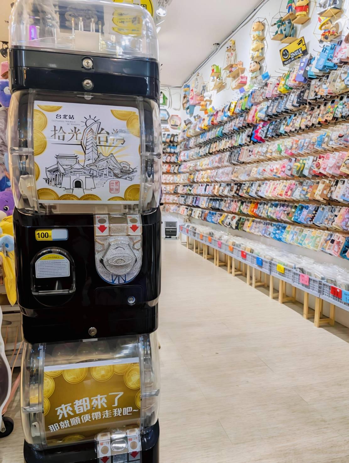 "拾光台灣紀念幣轉蛋機 店內陳列遠景｜士林夜市商圈""JseeTime souvenir coin capsule machine displayed in store aisle at Shilin"