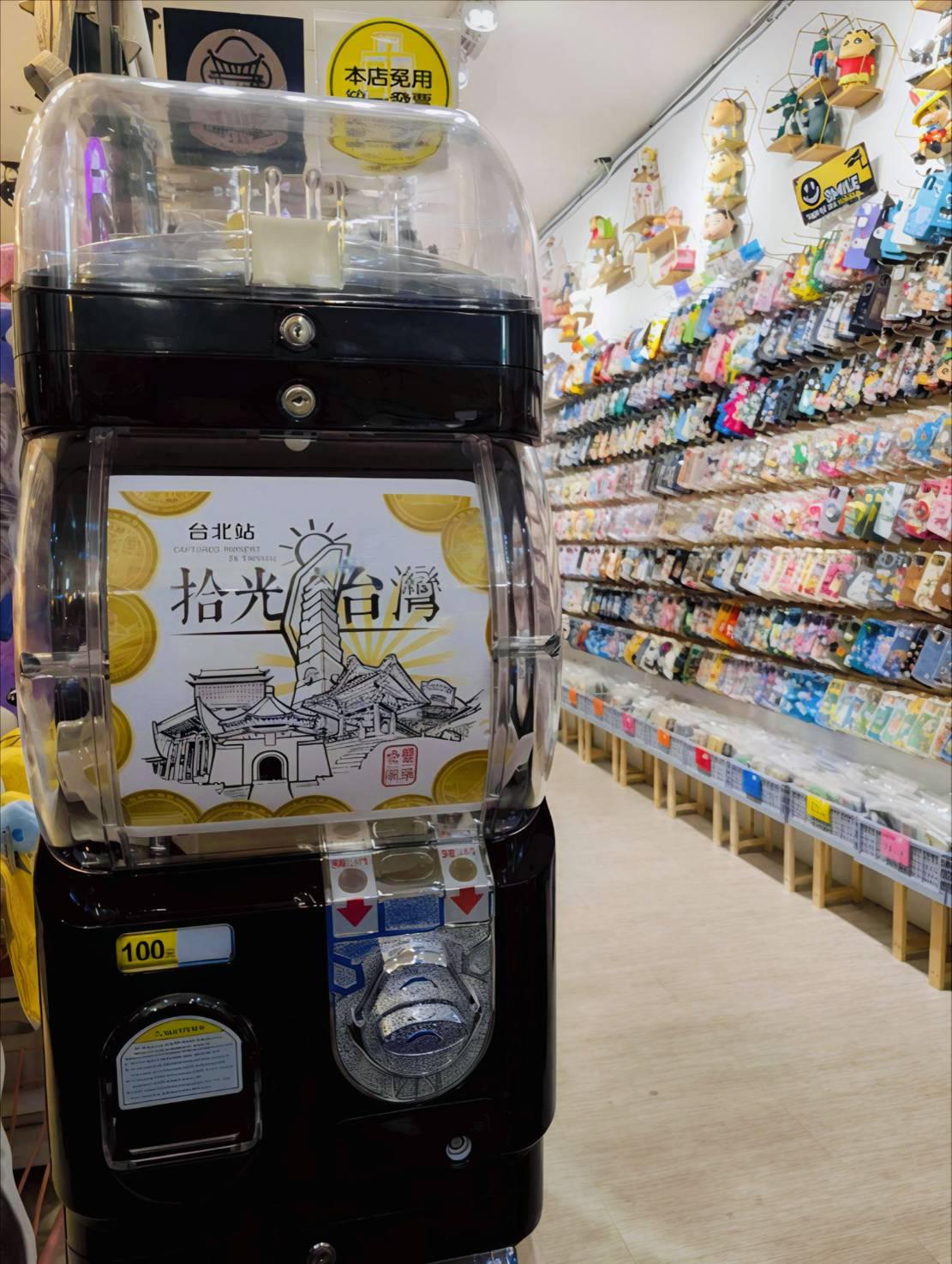 "拾光台灣紀念幣機 上半部特寫｜展示卡與透明上蓋""Upper section close-up of the coin machine with display card and clear lid"