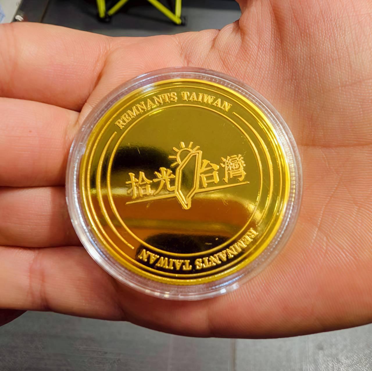 "拾光台灣紀念幣 正面｜金色金屬幣與品牌標誌（附透明保護殼）"alt="JseeTime Taiwan souvenir coin front side with brand logo in protective case"