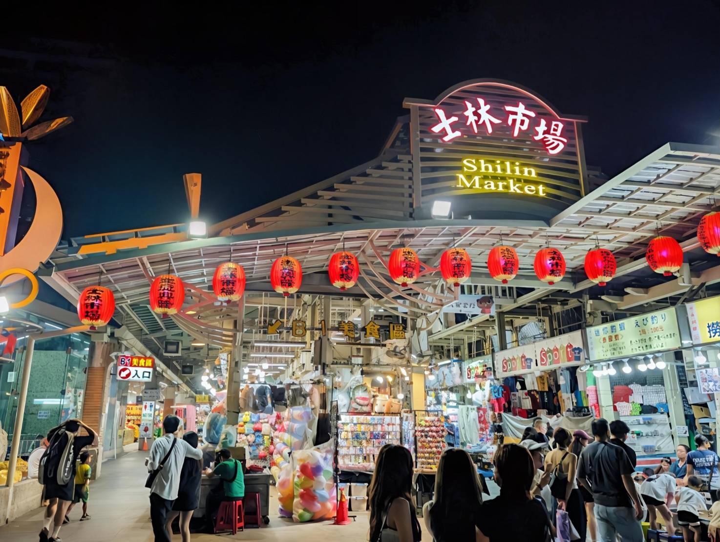 "士林市場夜景入口｜紅燈籠與招牌 大東路商圈人潮""Shilin Market entrance at night with red lanterns on Dadong Road"