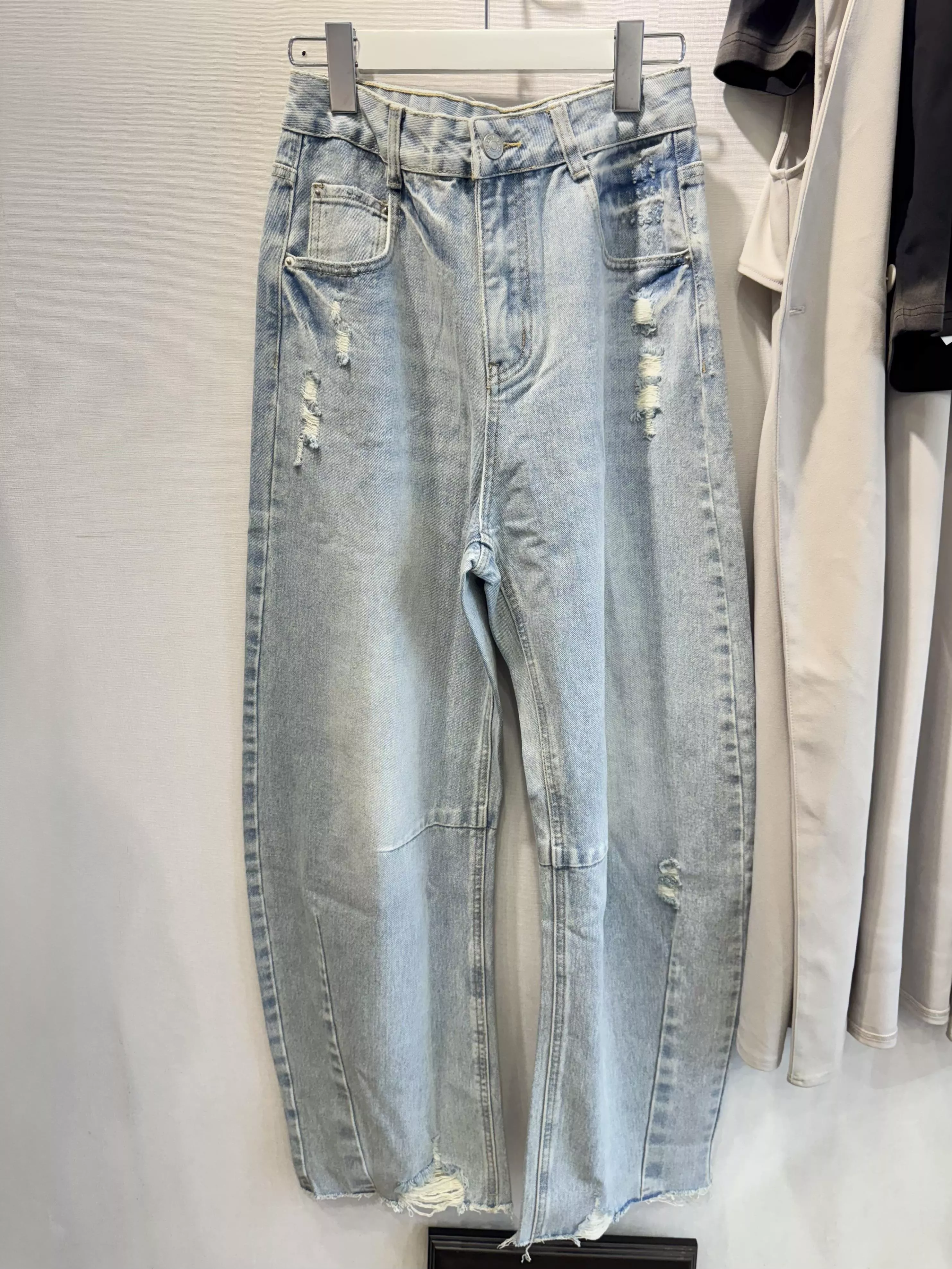 👖今年最流行的彎刀刷舊破壞牛仔褲