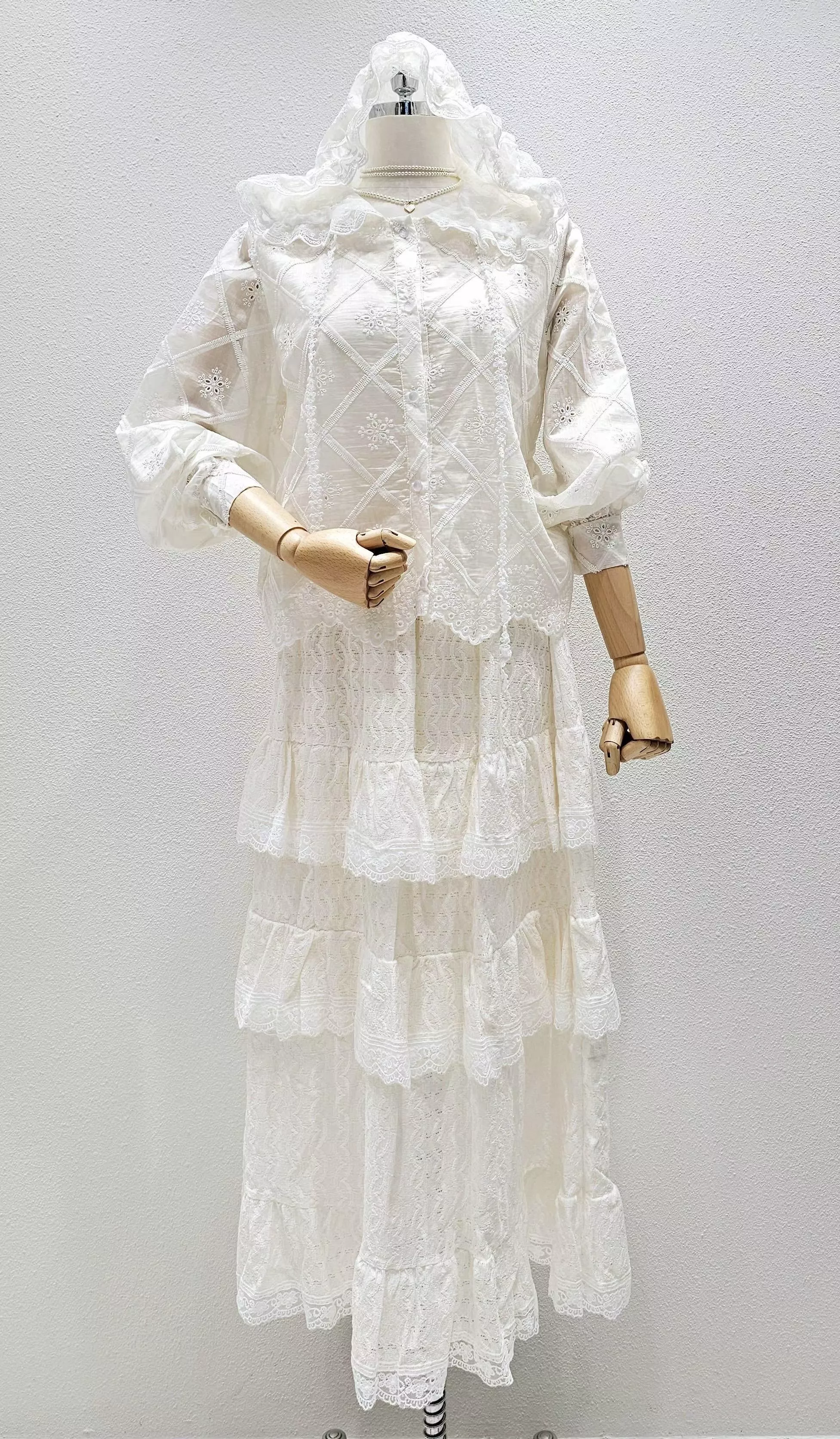 法式刺繡蕾絲罩衫外套（附荷葉領設計）