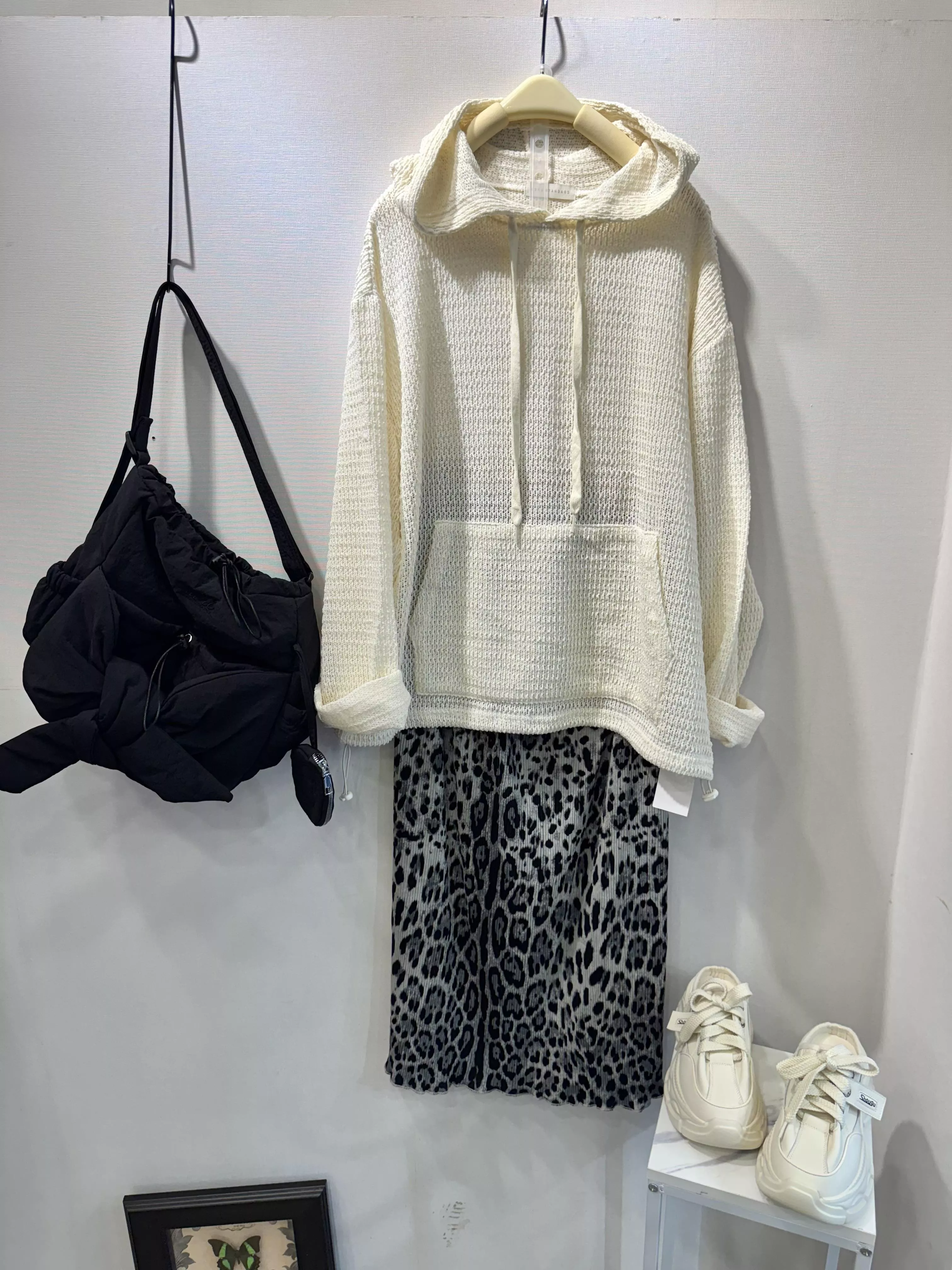 摟空洞洞連帽上衣（兩色）