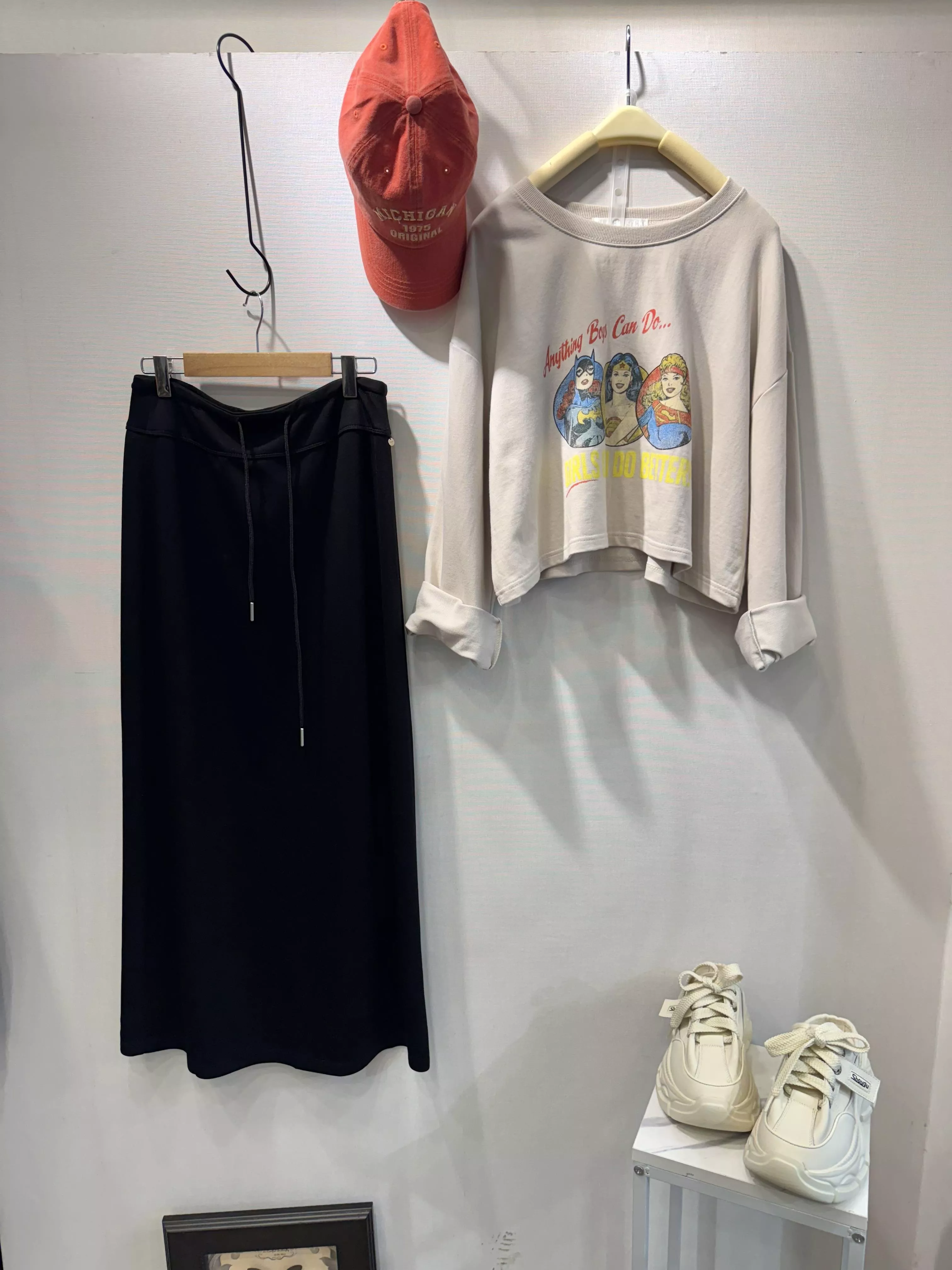 美式漫畫短版落肩上衣