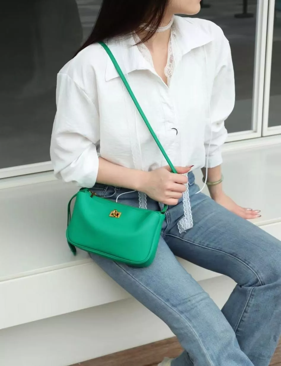 轉扣口袋皮牌方包 (優惠特價中)