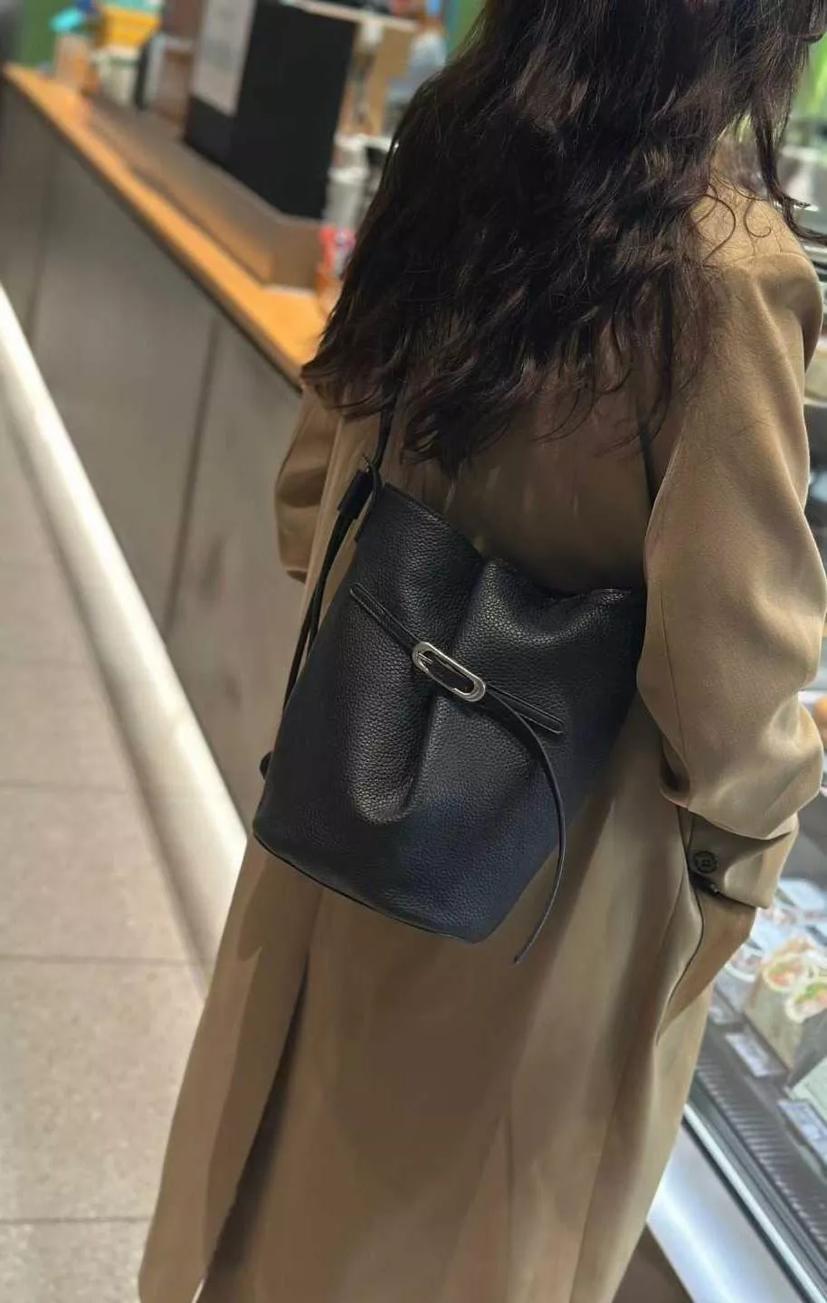 帶扣抓皺抽繩背帶桶包