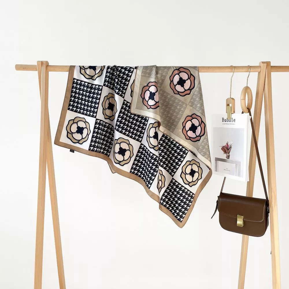 方格千鳥格花花方巾 (90公分)