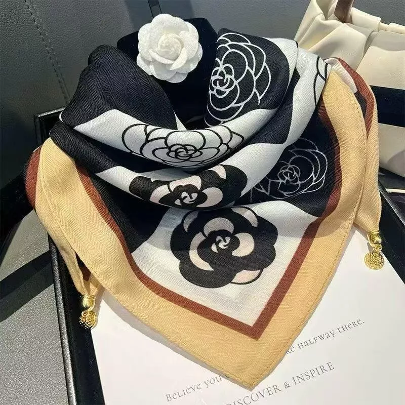 方格山茶花金球領巾 (有磁扣)