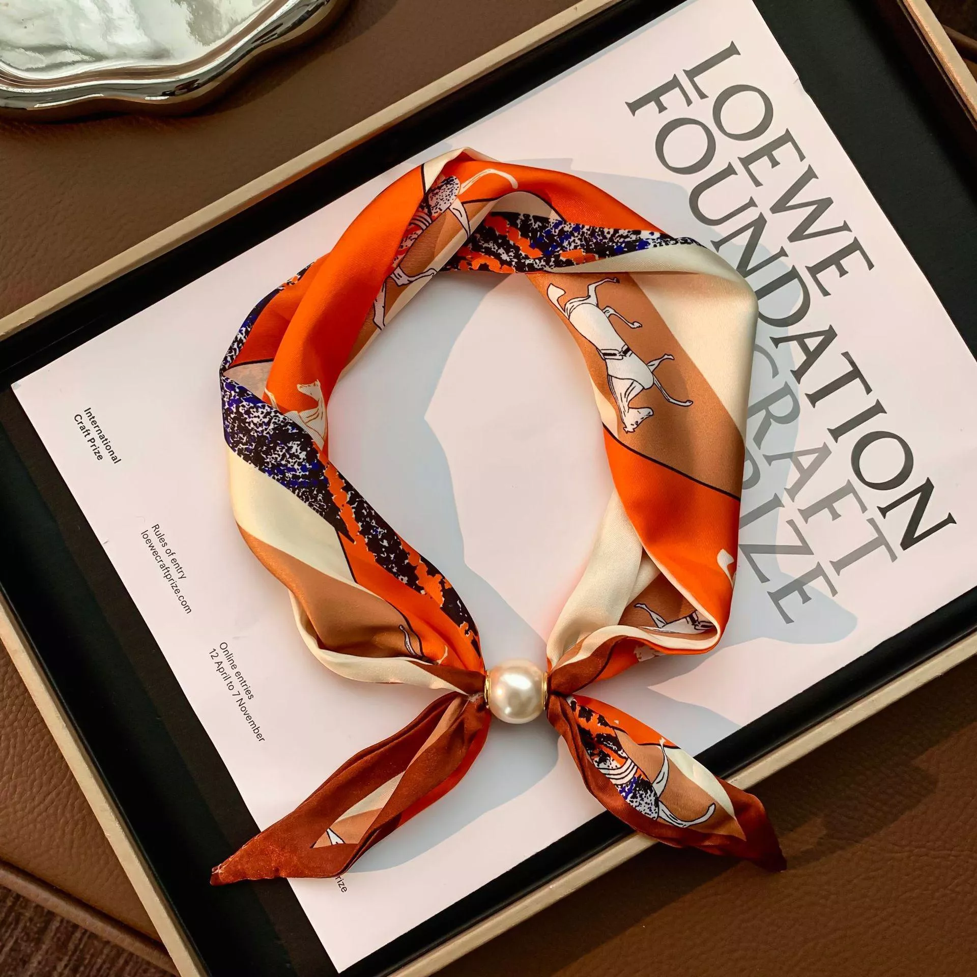 色塊交叉珍珠磁扣領巾