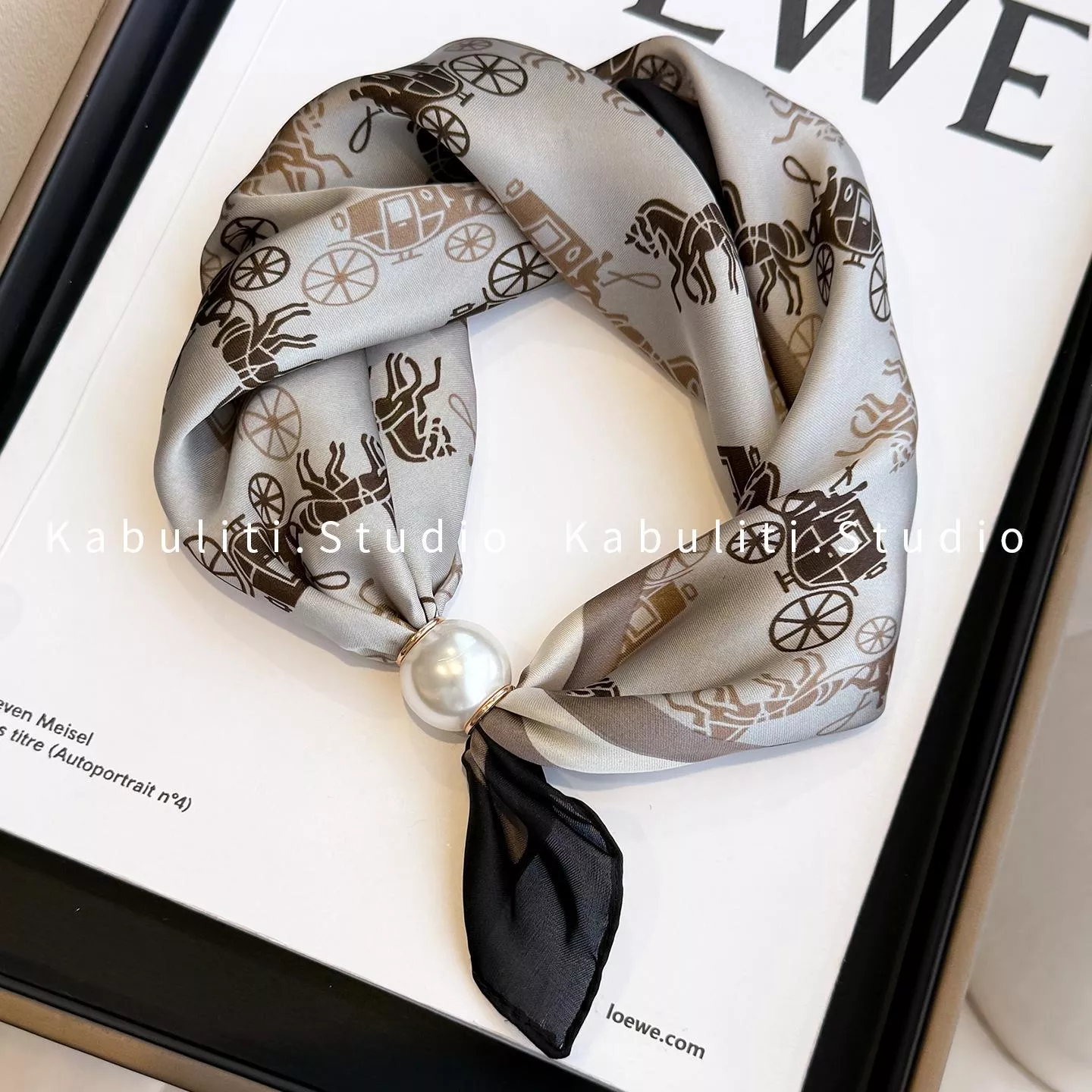 馬車珍珠磁扣方巾