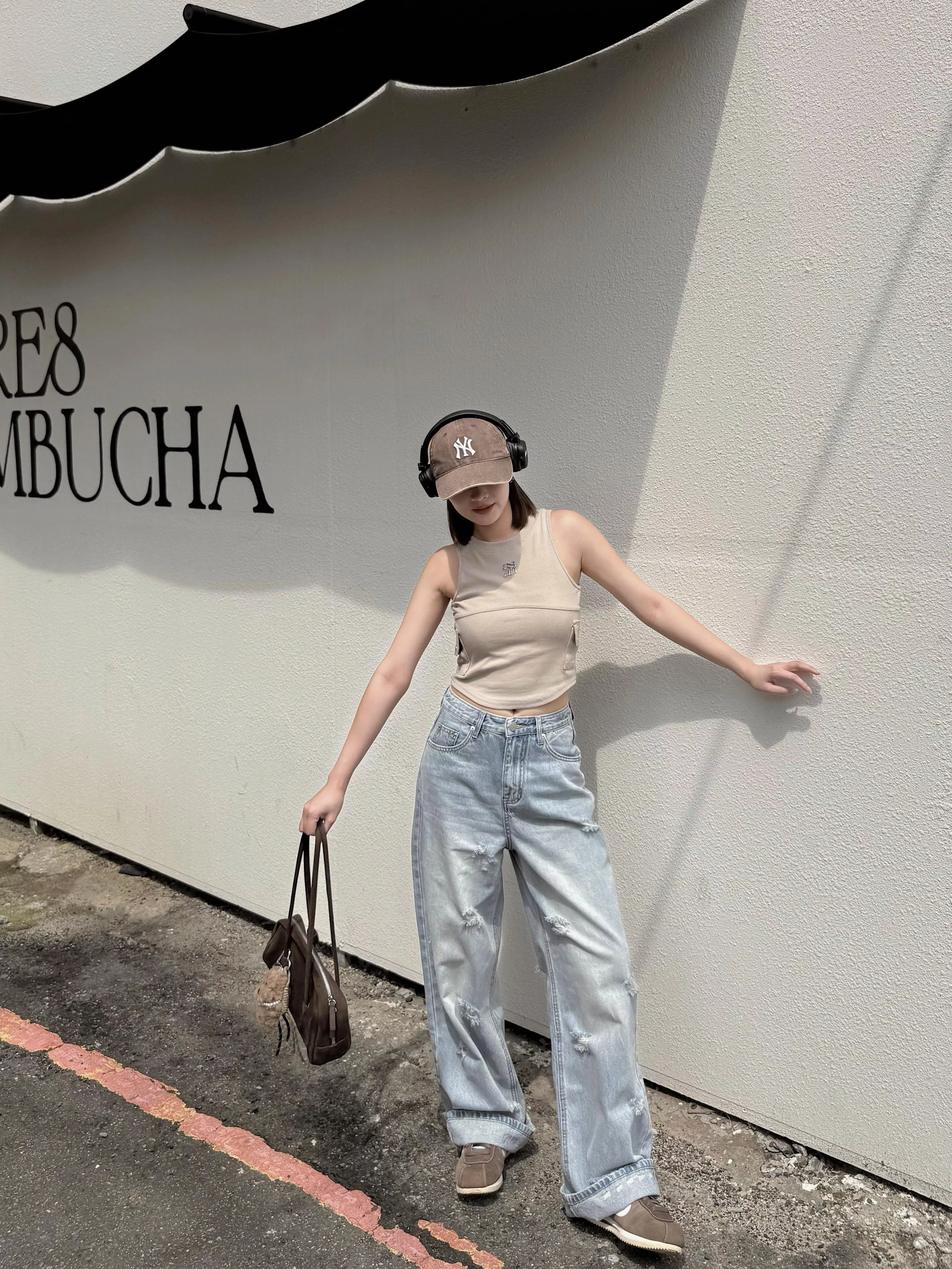 時髦擔當做舊感刷破牛仔寬褲