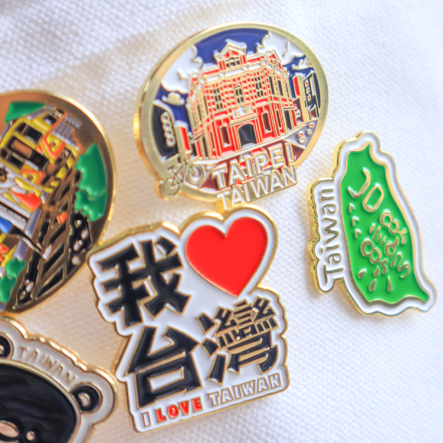 台灣特色紀念品：珍珠奶茶造型金屬徽章，可愛精緻