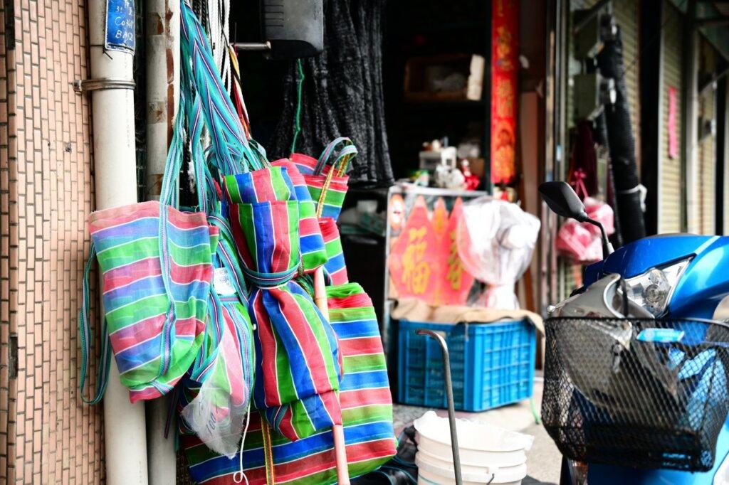 茄芷袋紅藍綠配色