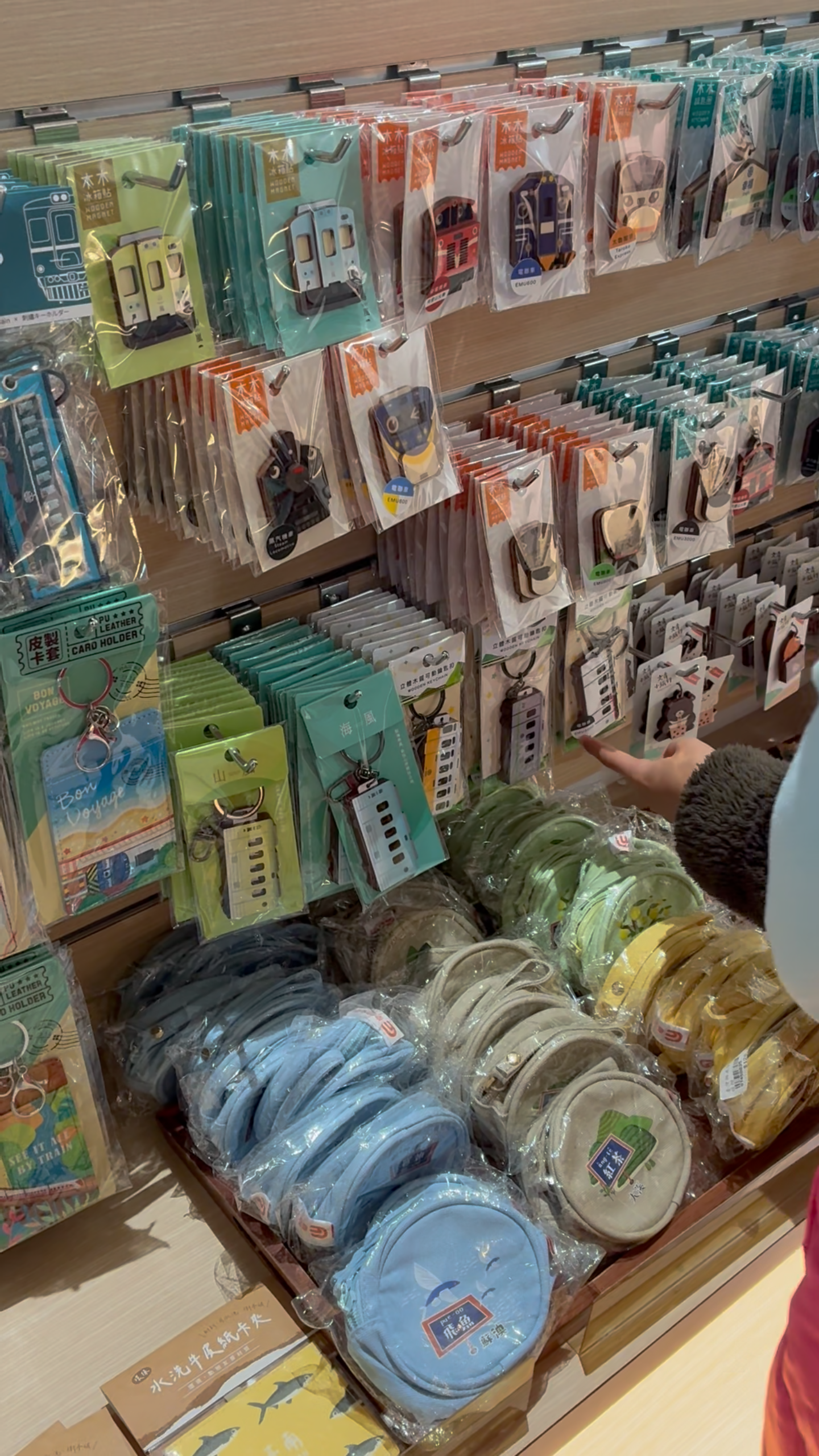 台鐵紀念品推薦，鐵道部園區必買，新格子文創設計火車拼木模型