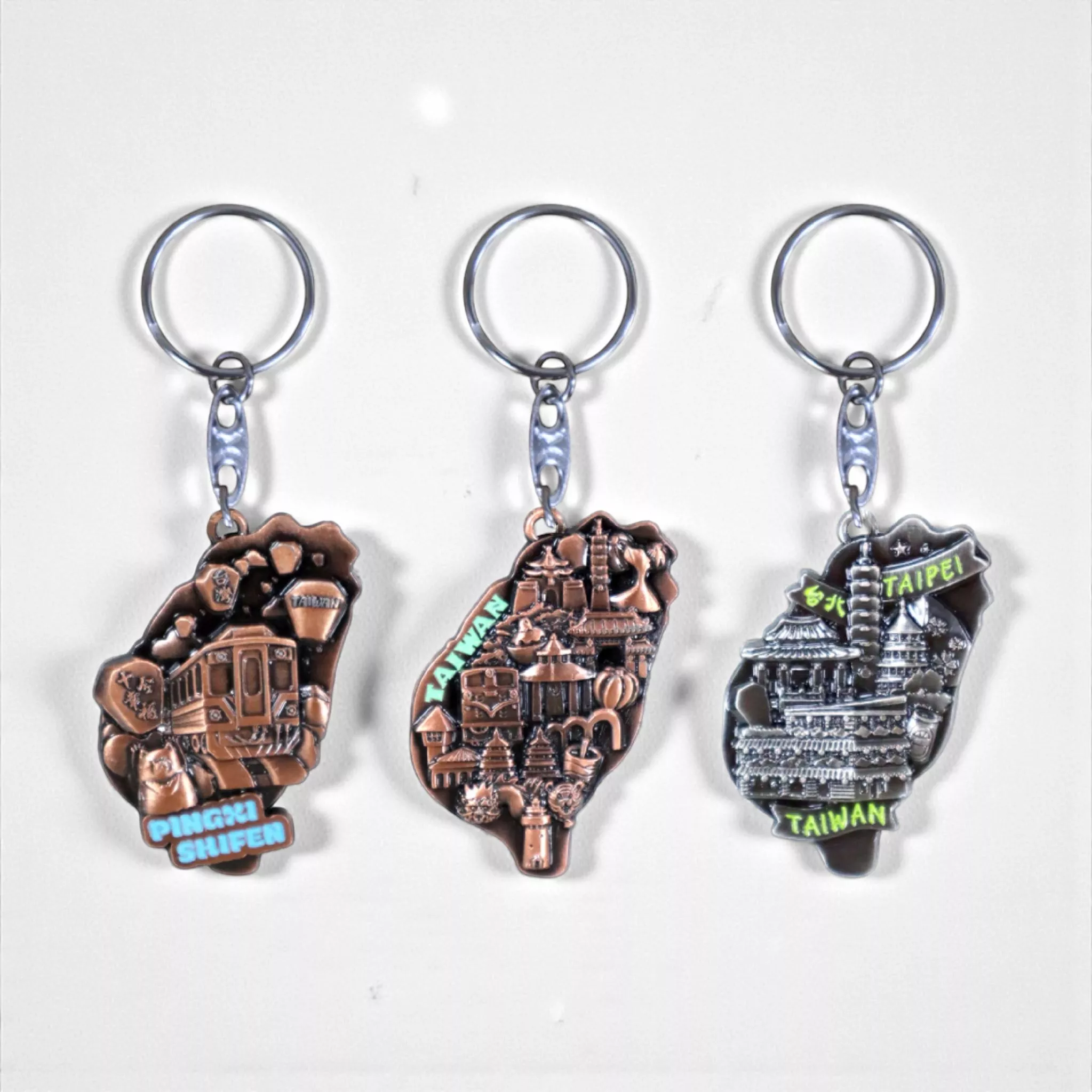 台灣島型 – 浮雕金屬鑰匙圈｜Island-Shaped Taiwan – Embossed Metal Keychain