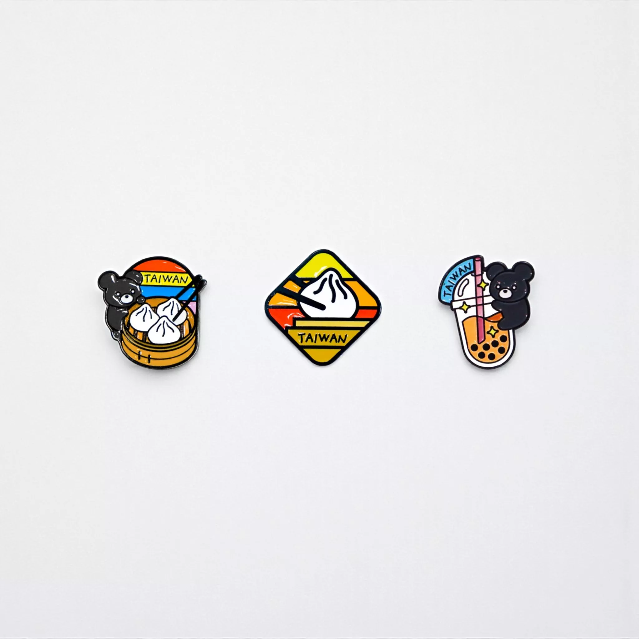 黑熊美食 – 烤漆金屬徽章｜Black Bear Food – Enamel Pin