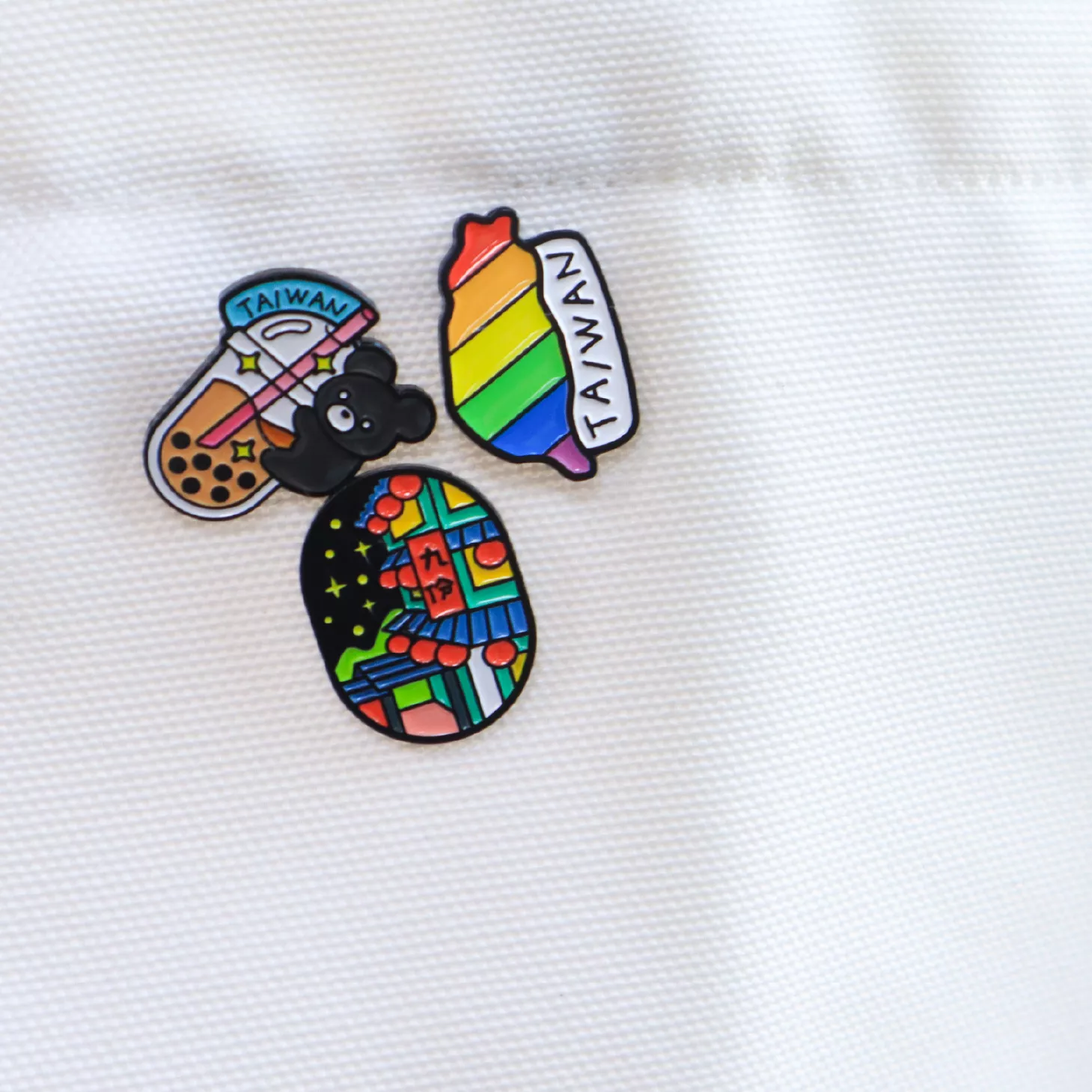 黑熊美食 – 烤漆金屬徽章｜Black Bear Food – Enamel Pin