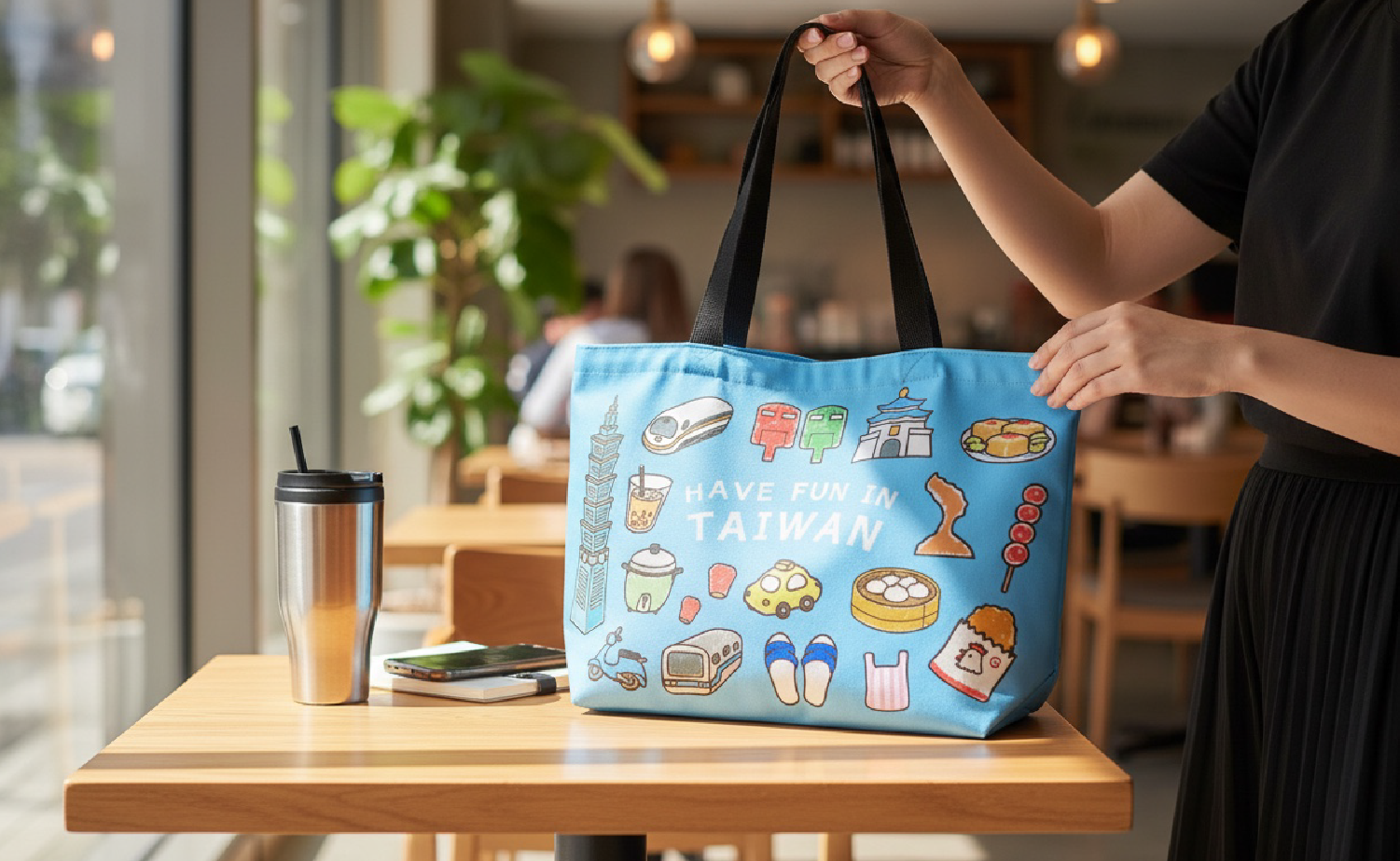 模特兒肩背大容量台灣設計帆布袋，可輕鬆裝入筆電與旅行用品。