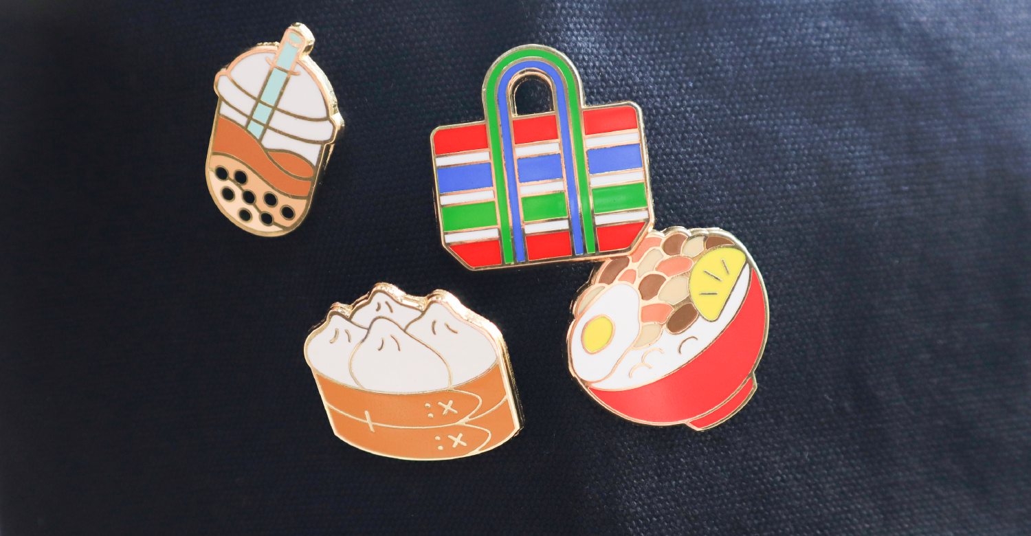 造型可愛的台灣特色金屬徽章,別在帆布袋上特別精緻小巧,是台灣紀念品的最佳選擇之一。