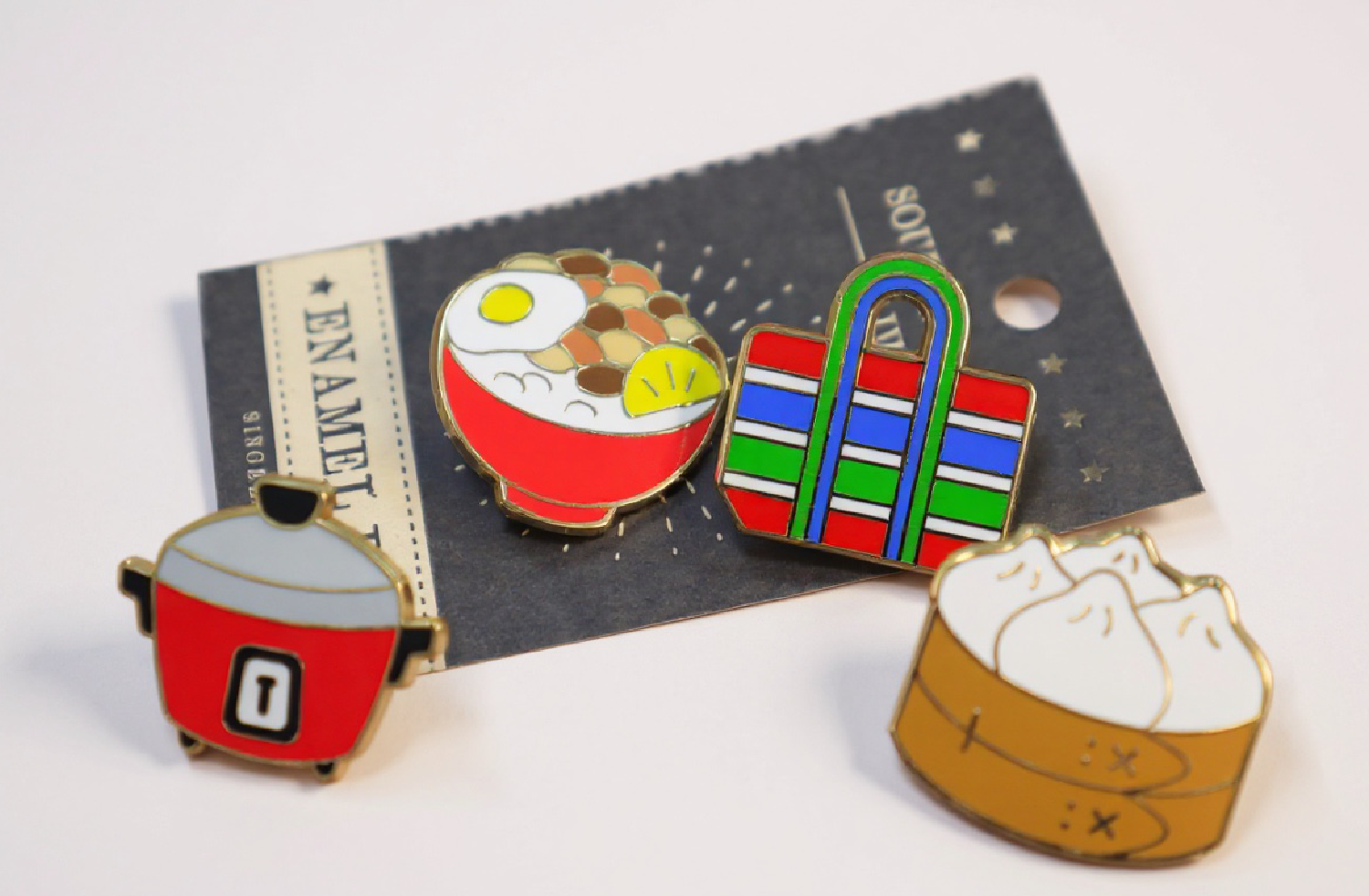 台灣特色金屬徽章系列合照,包含珍珠奶茶、藍白拖、復古電鍋與茄芷袋造型的文創紀念品組合。