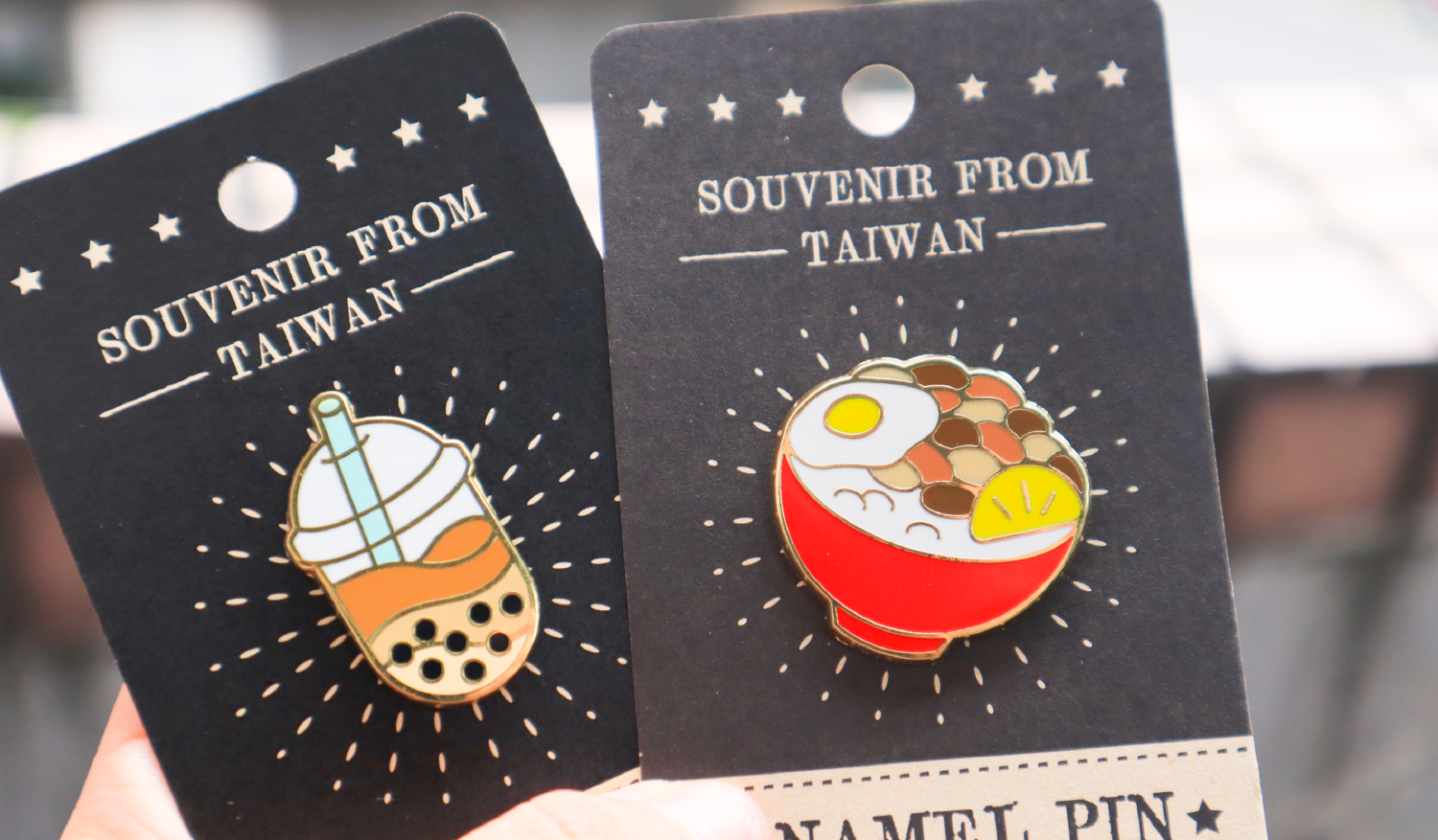 復古造型的台灣傳統電鍋與珍珠奶茶金屬徽章,象徵台灣特色的懷舊文創禮物。