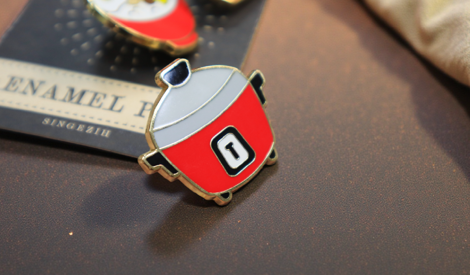 迷你可愛的台灣電鍋金屬別針,適合別在帆布袋上的特色旅遊紀念品。