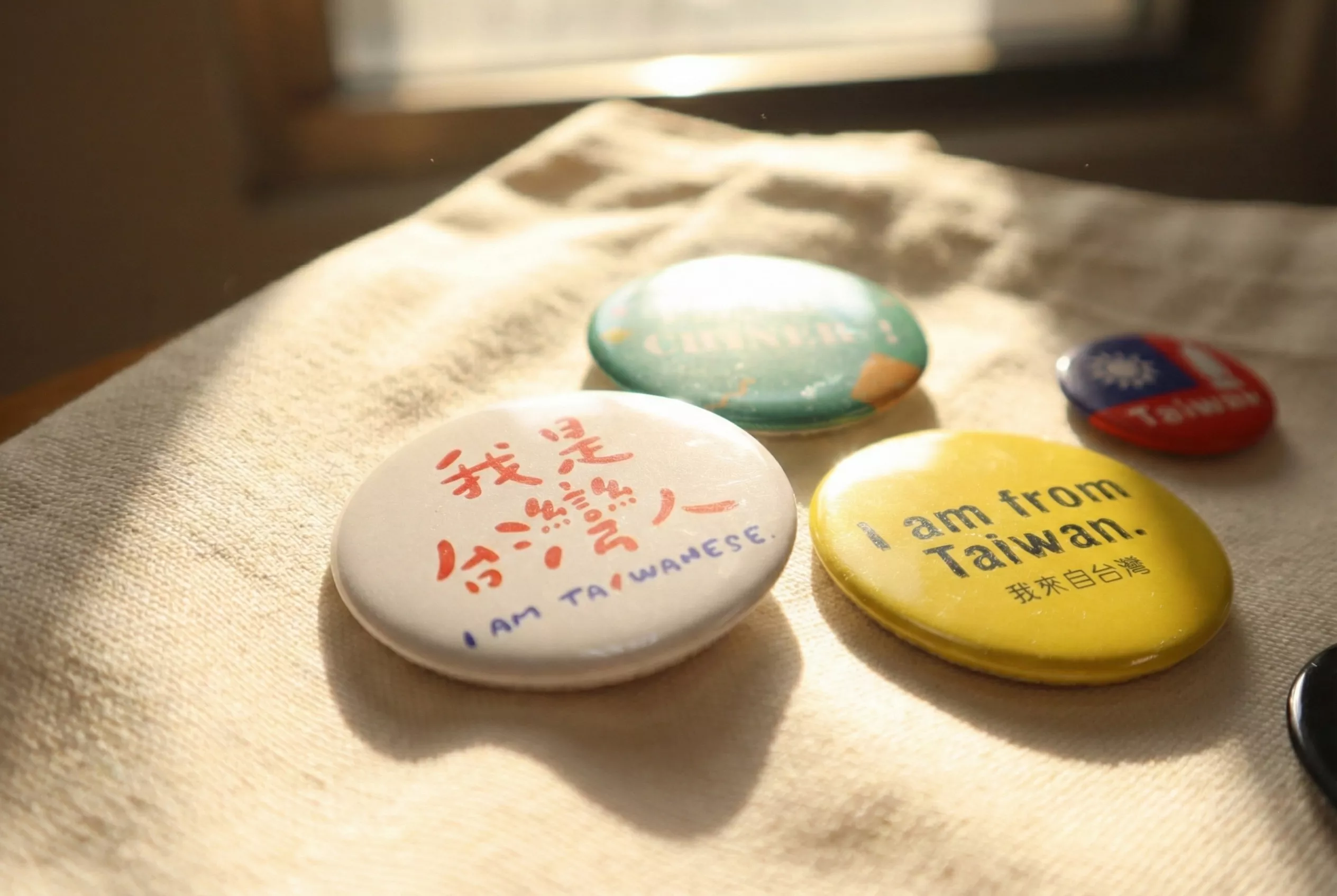 造型可愛的台灣國籍識別別針，輕便防水的壓克力文創小物。