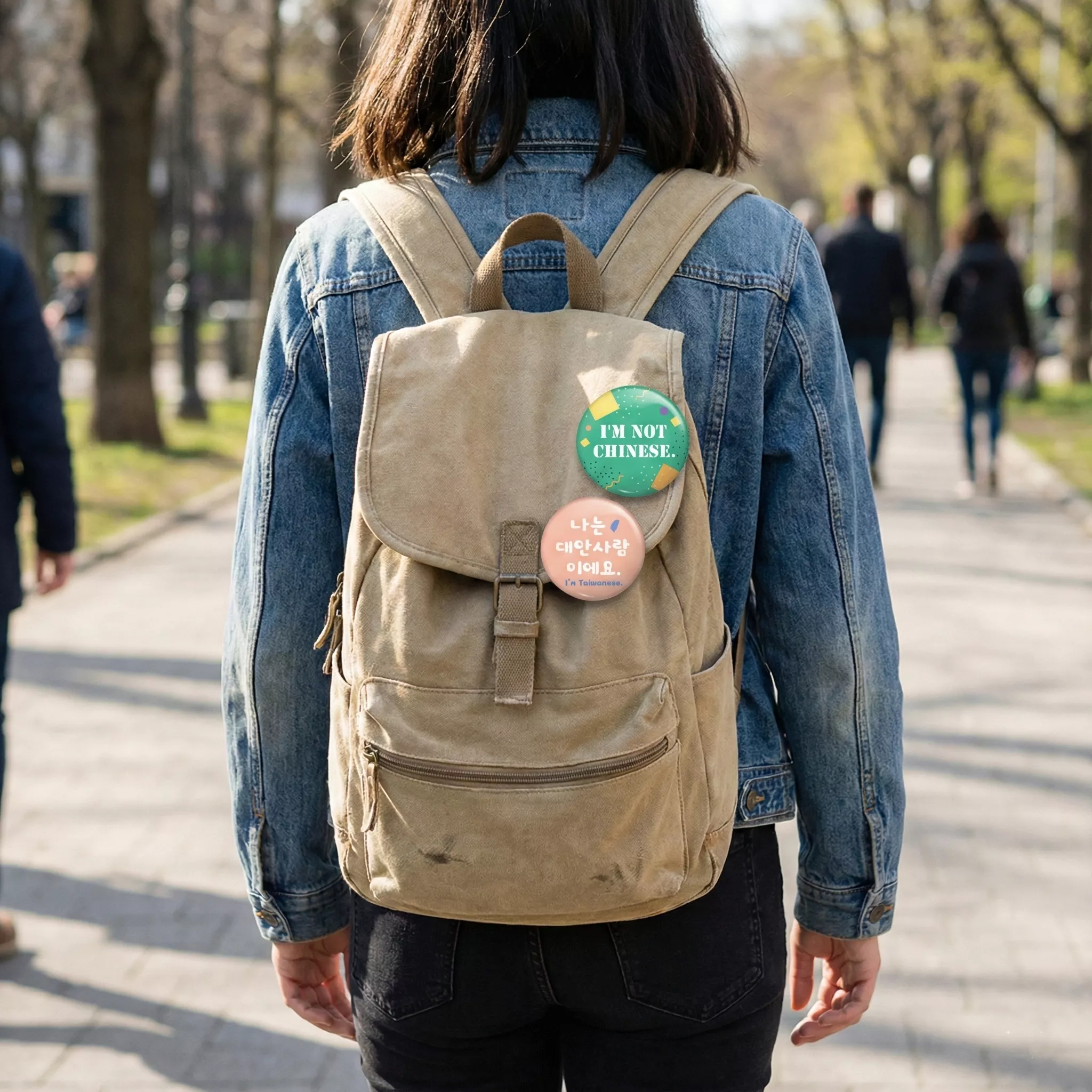 別在旅行後背包上的 I am Taiwanese 壓克力徽章，出國打工度假必備的國籍辨識。
