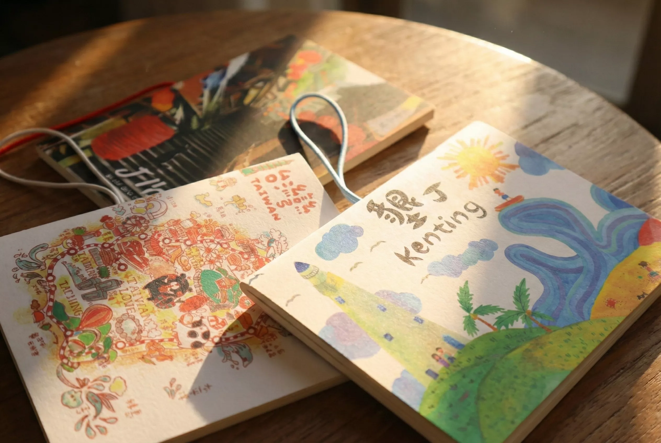 印有台北101/阿里山/九份插畫的台灣景點筆記本，具備手繪溫度的文創伴手禮。