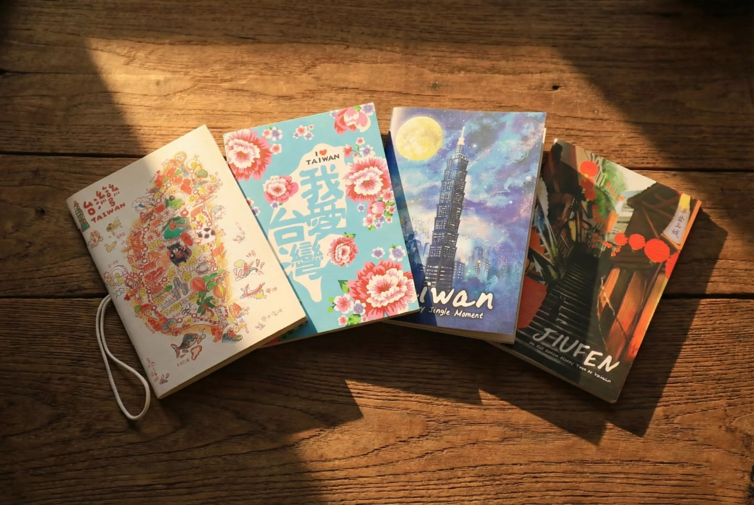 台灣旅遊系列筆記本封面，精緻呈現台灣風景的旅行手帳。