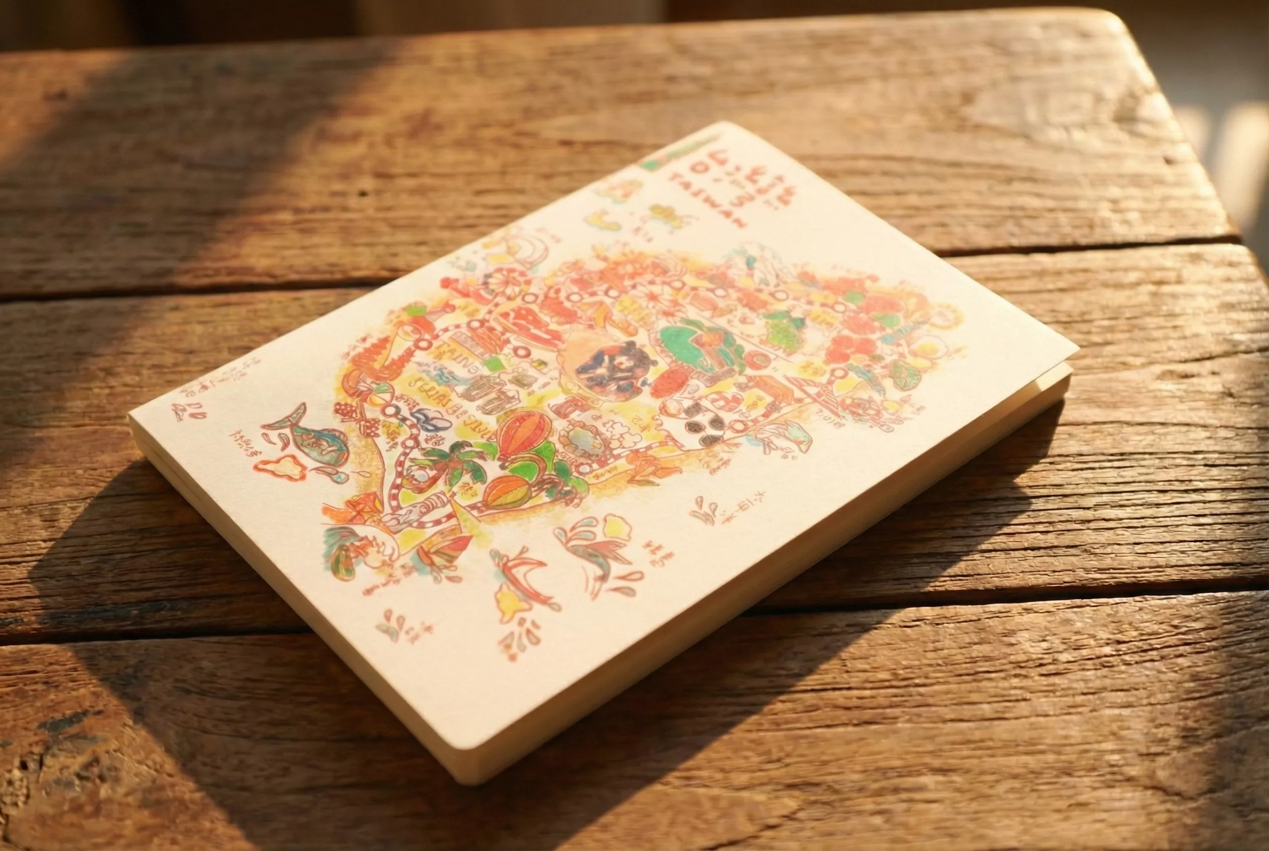 台灣景點筆記本的精緻車線裝訂細節，耐用且方便翻閱的隨身手帳。是一款特別的台灣紀念筆記本。