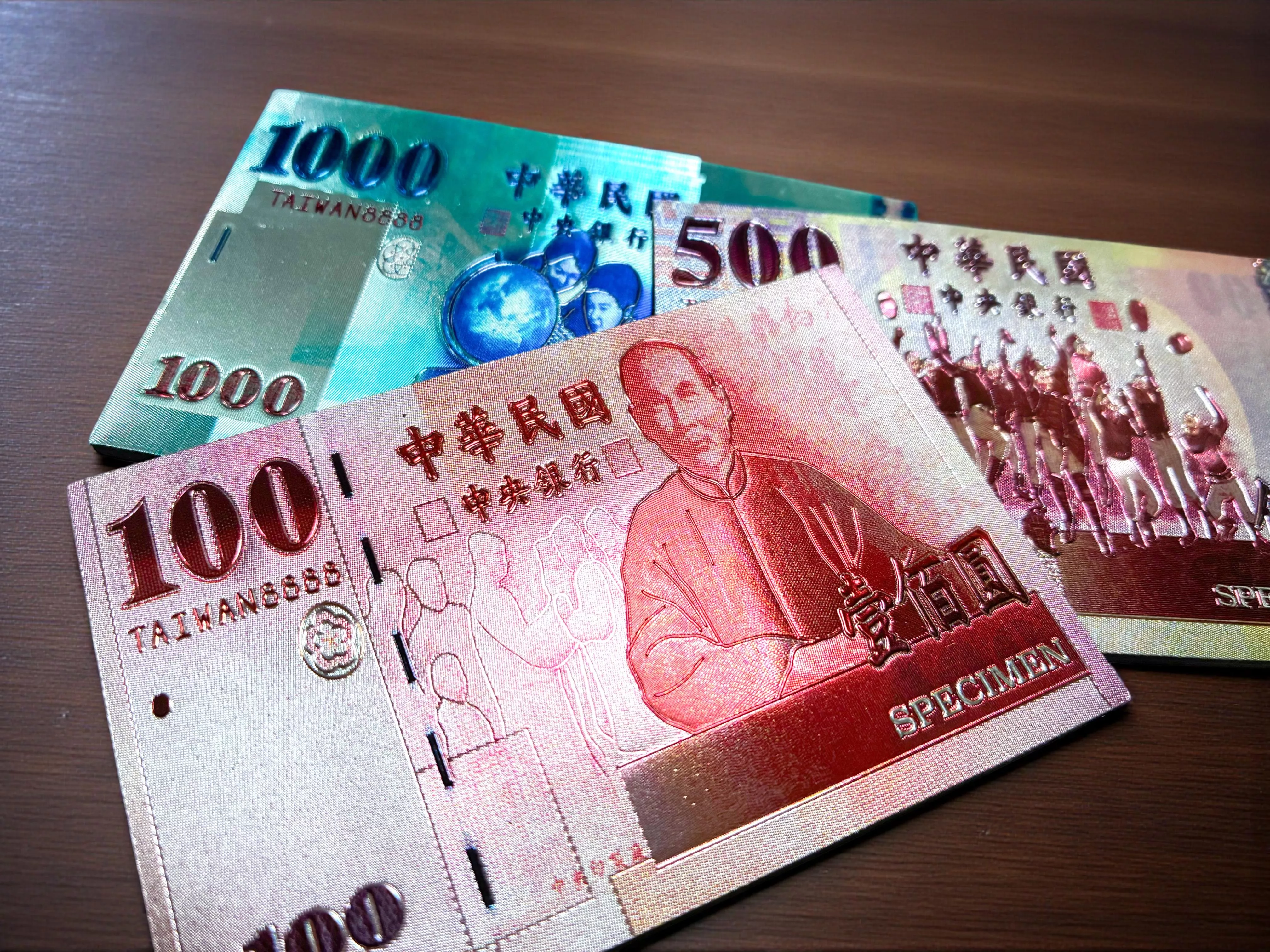 台灣鈔票造型冰箱貼，1000元、500元與100元台幣鋁箔亮面磁鐵合輯。