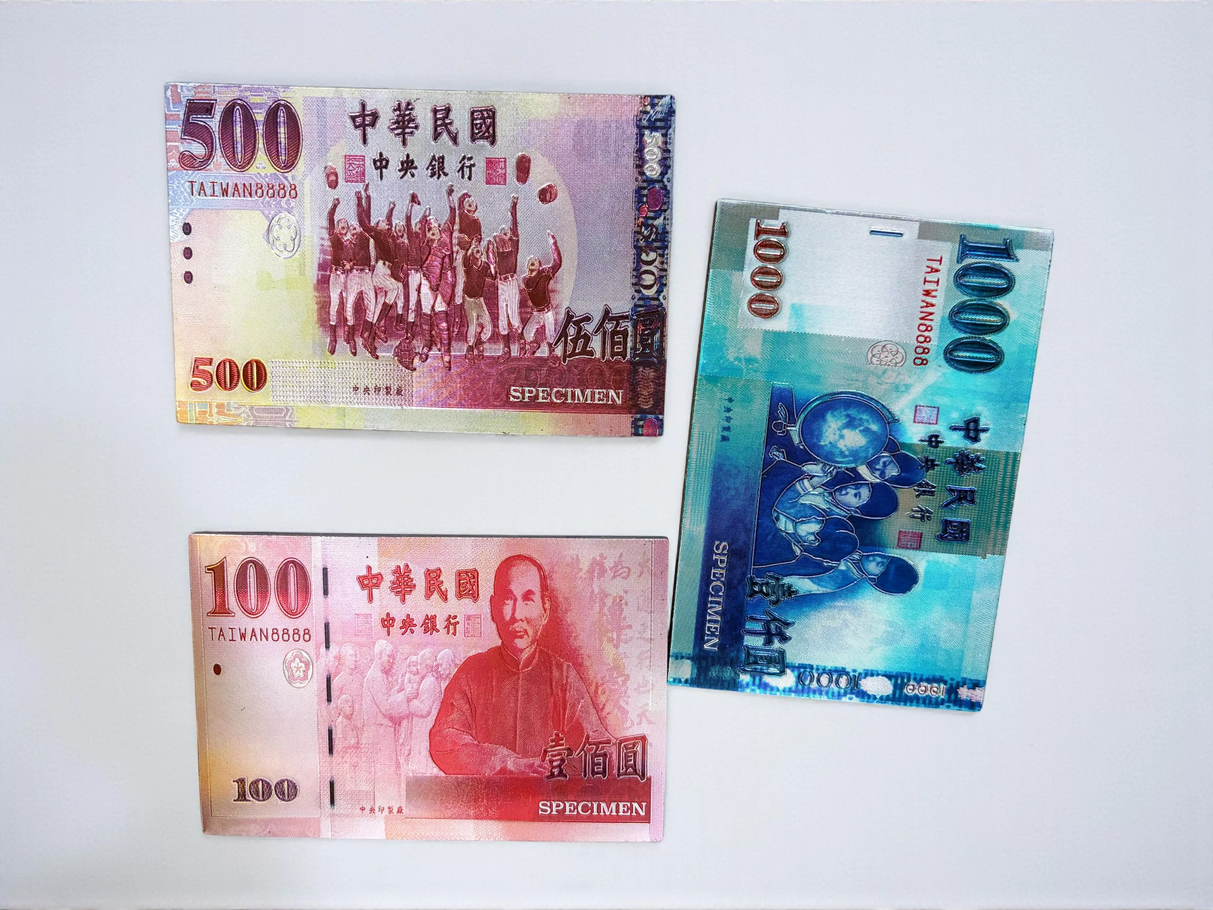 台灣鈔票造型鋁箔冰箱貼，1000元、500元與100元台幣鋁箔亮面磁鐵是台灣紀念品熱銷之一！