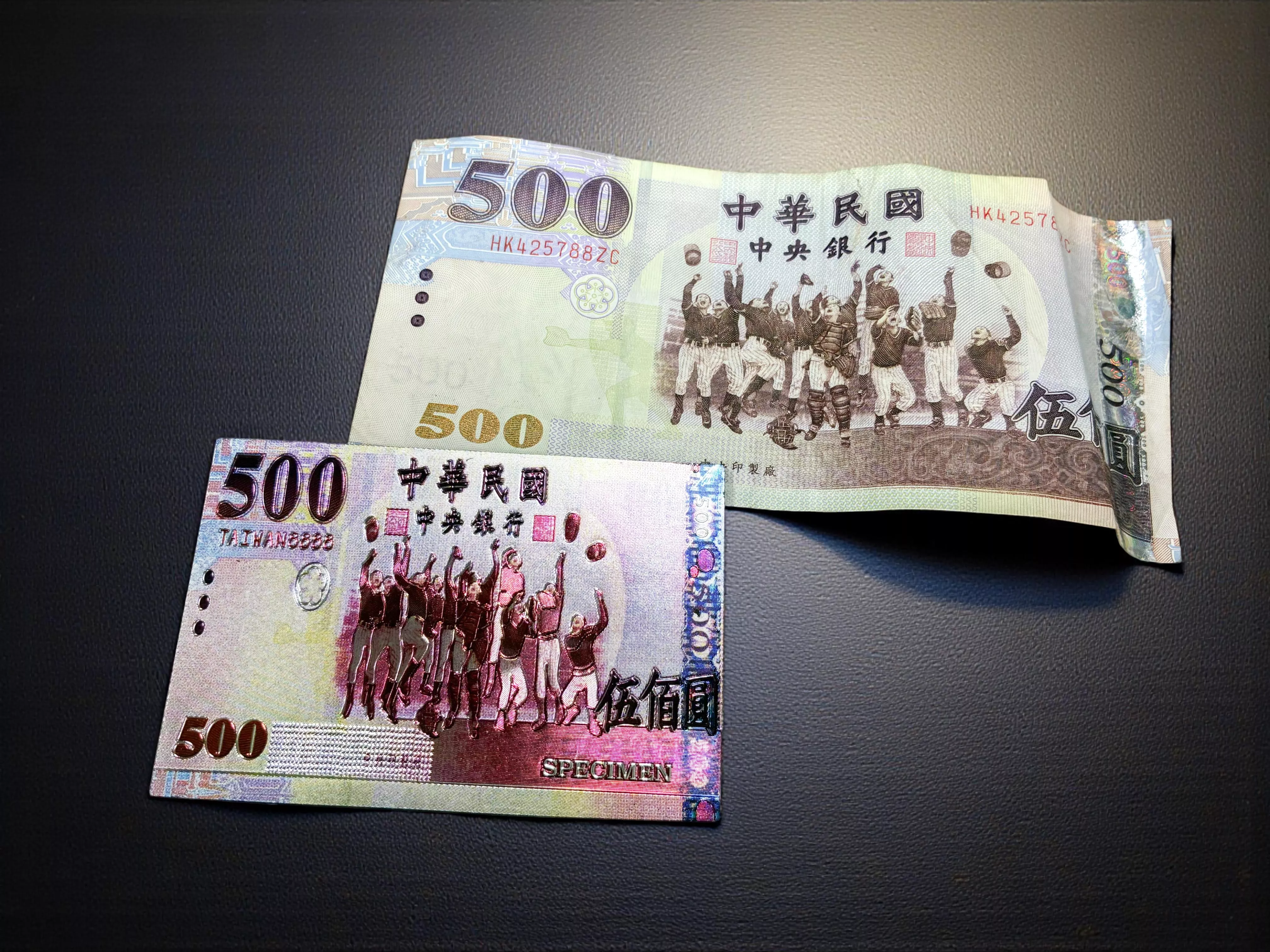 仿真台灣500元鈔票磁鐵細節，亮面鋁箔材質與真鈔對比！超有質感，是外國遊客最喜愛的台灣紀念品之一！