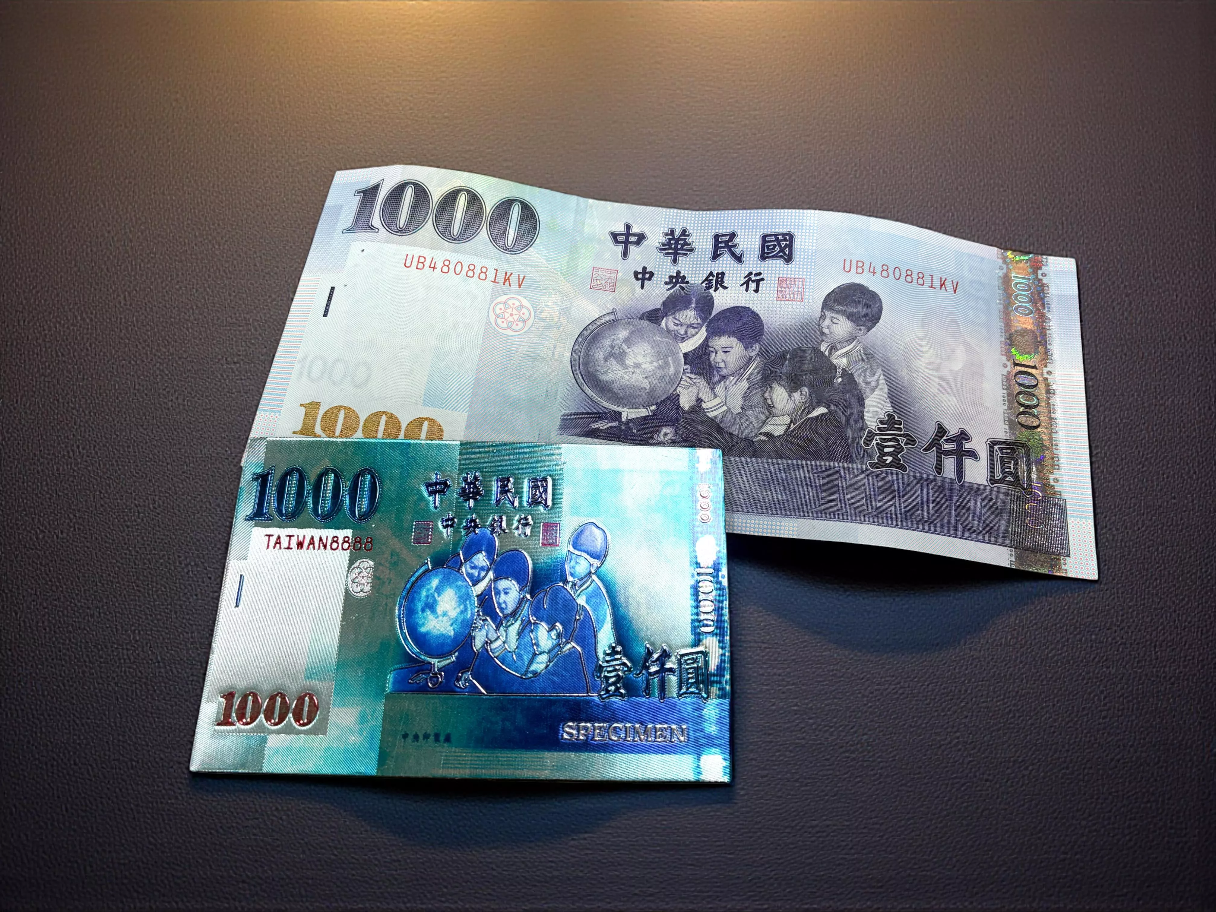 仿真台灣1000元鈔票磁鐵細節，亮面鋁箔材質與真超對比！超有質感，是外國遊客最喜愛的台灣紀念品之一！
