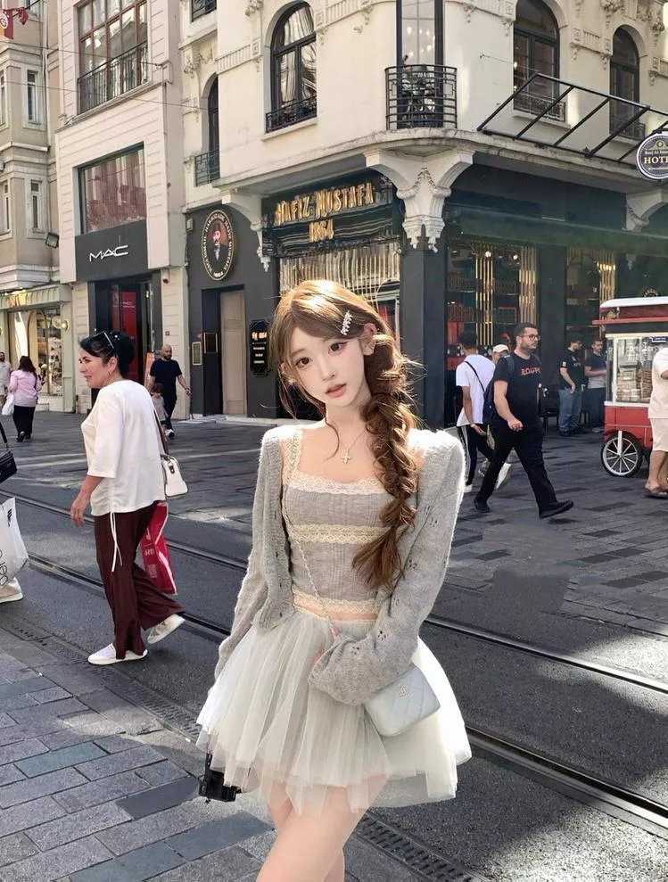 “甜美風”鏤空針織開衫+蕾絲拼接吊帶+蓬蓬半身裙套裝